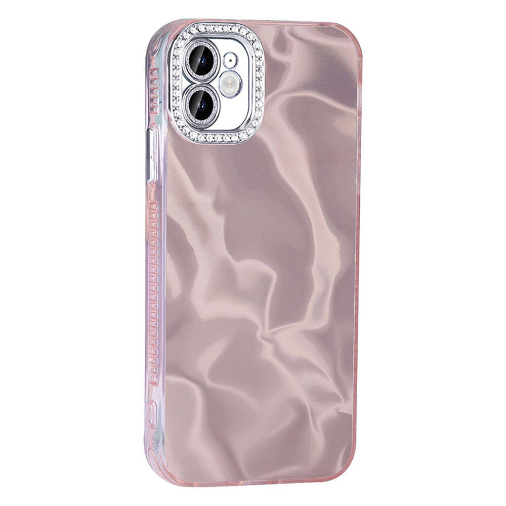 Küçük kristallerle çevrili bir kamera bölümü olan, pembe mermer efektli bir telefon kılıfı. Parlak.