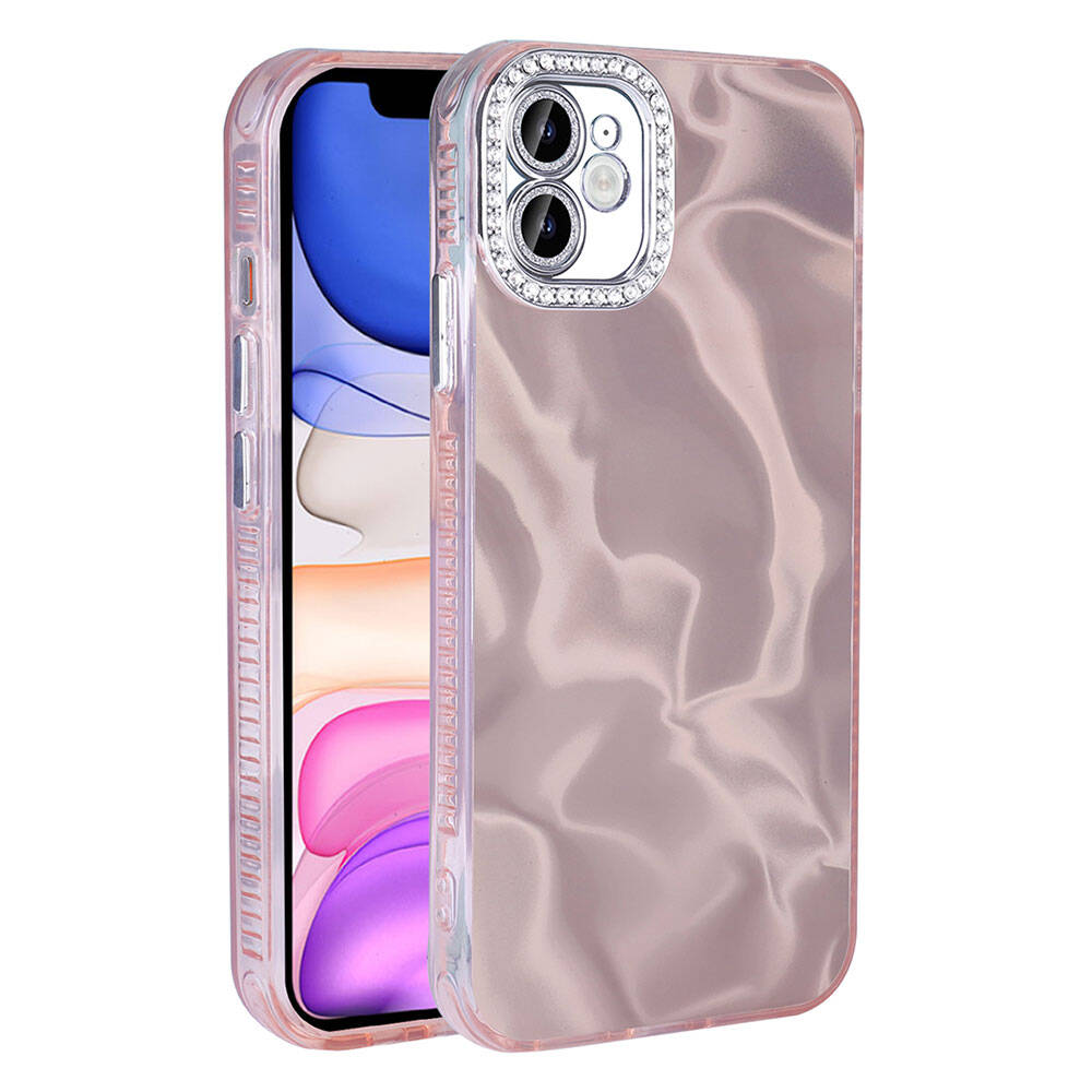 Kristal işlemeli kamera halkası olan, pembe mermer desenli bir kılıfa sahip bir akıllı telefon. Ekran, renkli bir duvar kağıdı gösteriyor.