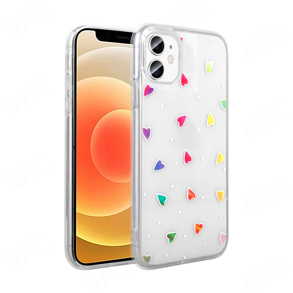 Şeffaf bir kılıfı olan bir iPhone. Kılıfın üzerinde renkli kalp şekilleri var. Ekran turuncu ve sarı bir gradyan gösteriyor.