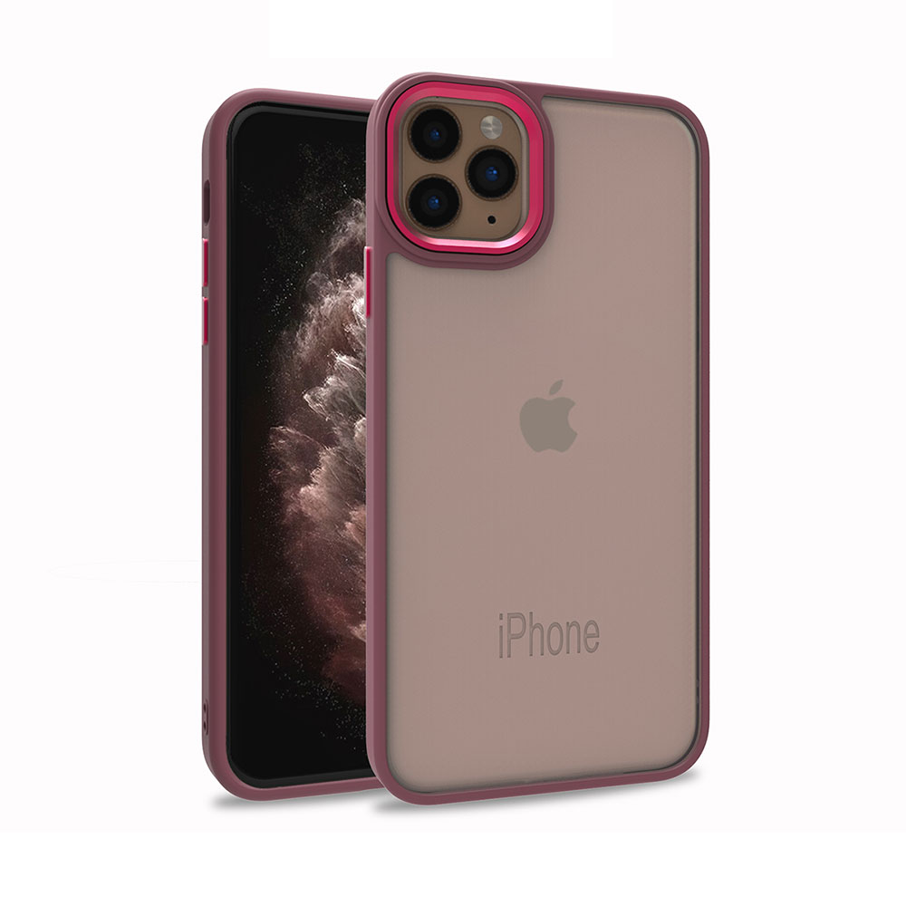 Koruyucu kılıflı bir iPhone. Kılıf pembe ve şeffaf bir arka kısma sahip. Telefonun ekranı siyah.