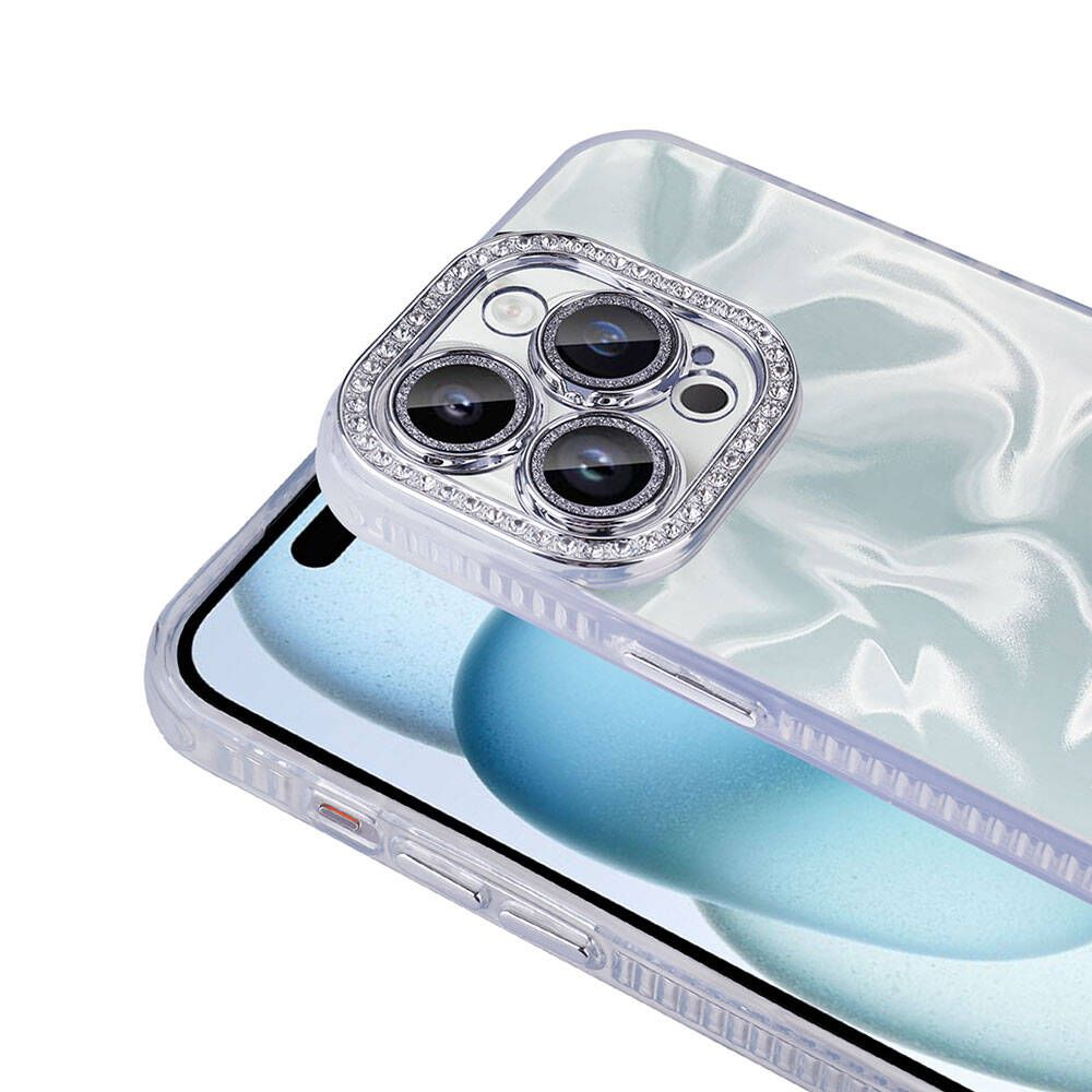 Üç kamera lensli şeffaf bir telefon kılıfı. Kılıfın ışıltılı bir kenarı var. Ekran mavi ve beyazdır.