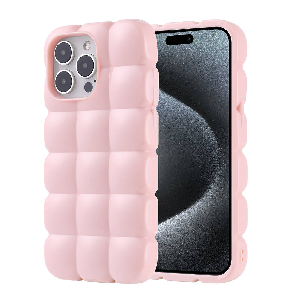 Dokulu, ızgara benzeri tasarıma sahip pembe bir telefon kılıfı, kısmen bir akıllı telefonu kaplıyor. Akıllı telefonun ekranı sağda görünüyor.