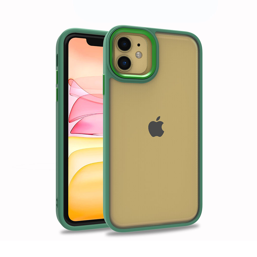Yeşil kılıflı bir iPhone. Ekran pembe ve beyaz bir arka plan gösteriyor. Apple logosu görünür.