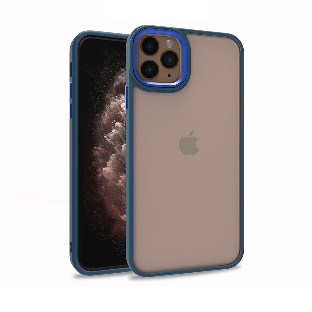 Kılıf içinde bir iPhone. Kılıfın mavi bir çerçevesi ve şeffaf bir arka kısmı var. iPhone arka planda görünüyor.