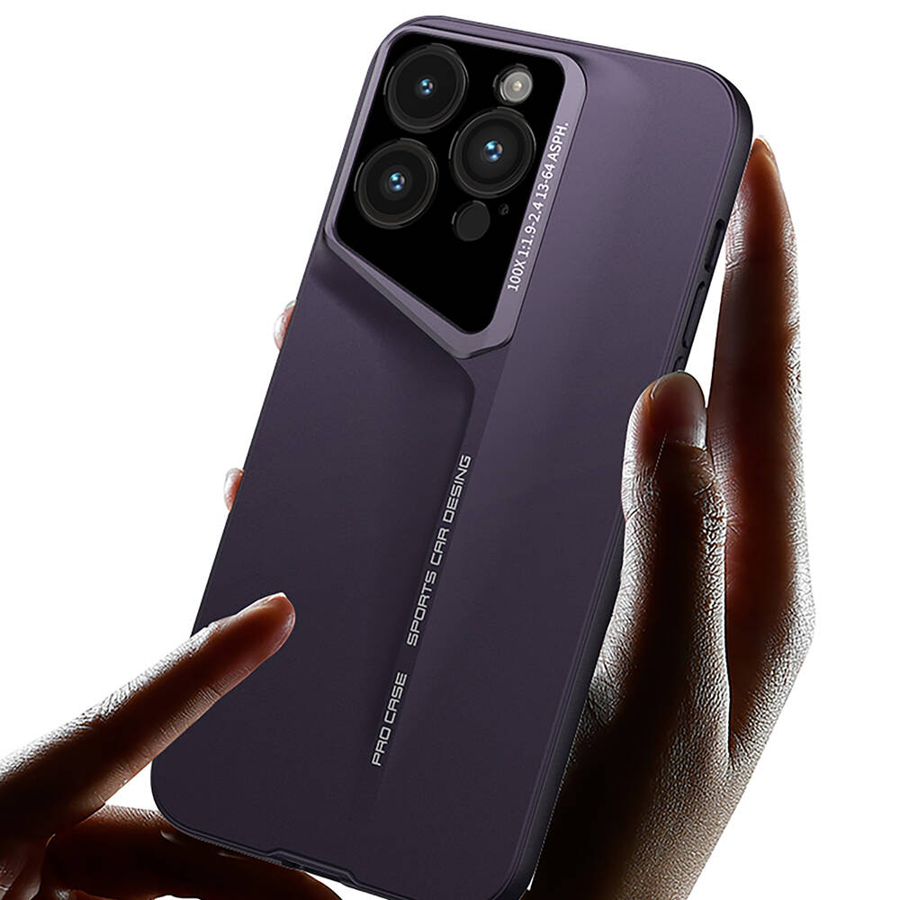 Bir el tarafından tutulan mor bir telefon kılıfı, kamera lenslerini gösteriyor. Kılıfın üzerinde 'PRO CASE SPORTS CAR DESING' yazısı var.