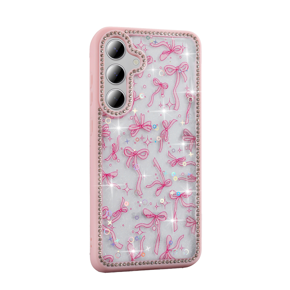 Yaylar ve yapay elmaslarla süslenmiş pembe bir telefon kılıfı. Kılıfın açık pembe bir kenarlığı ve birden fazla kamera merceği vardır. Yaylar pembedir.