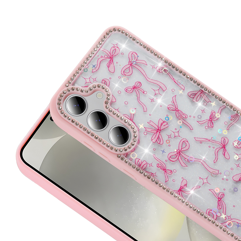 Pembe telefon kılıfı, yaylar, parıltı ve kamera etrafında mücevherlerle. Telefon pembe ve görünür bir ekrana sahip.
