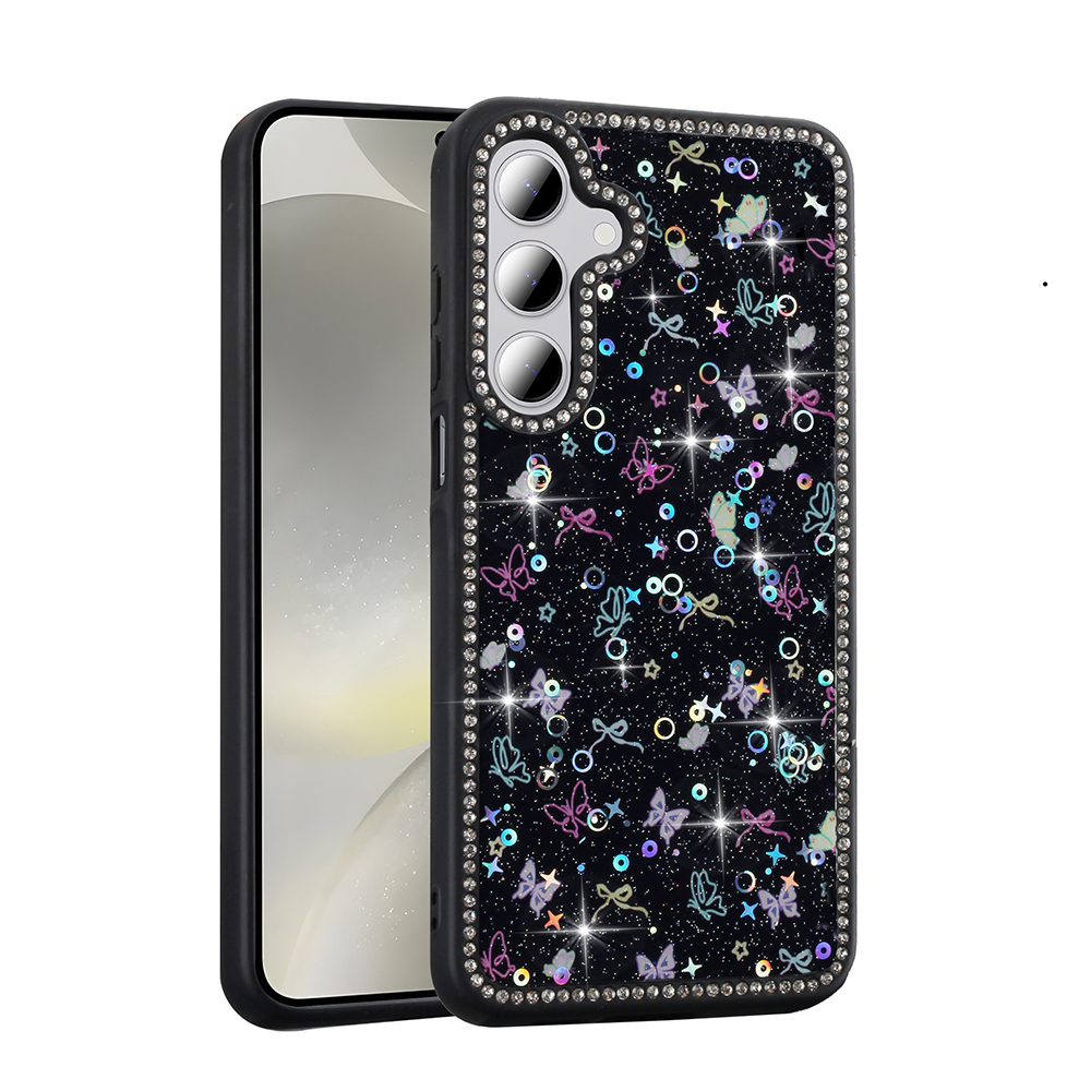 Kelebekler, kurdeleler ve yıldızlarla süslü siyah bir telefon kılıfı. Rhinestones ile süslenmiştir ve siyah bir telefon görünür.