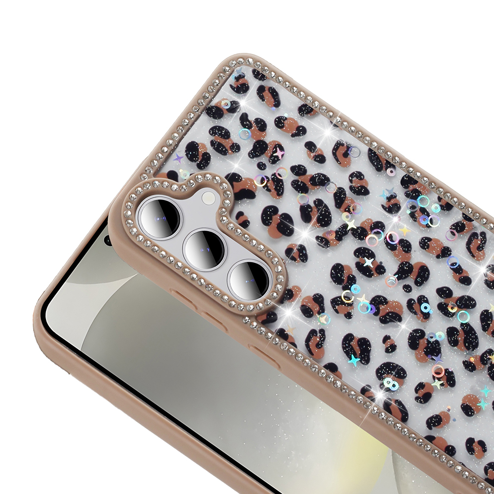 Leopar desenli, taşlı ve kamera korumalı bir telefon kılıfı. Kılıf bej rengi ve telefonun ekranı görünüyor.