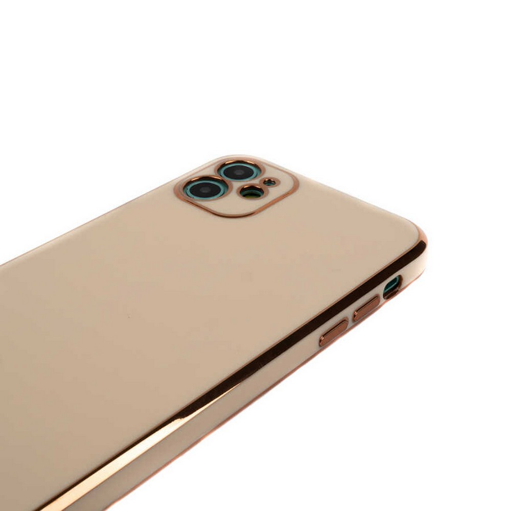 Altın kaplamalı ve üç kamera lensli bej bir telefon kılıfı beyaz bir arka plan üzerinde sergileniyor.