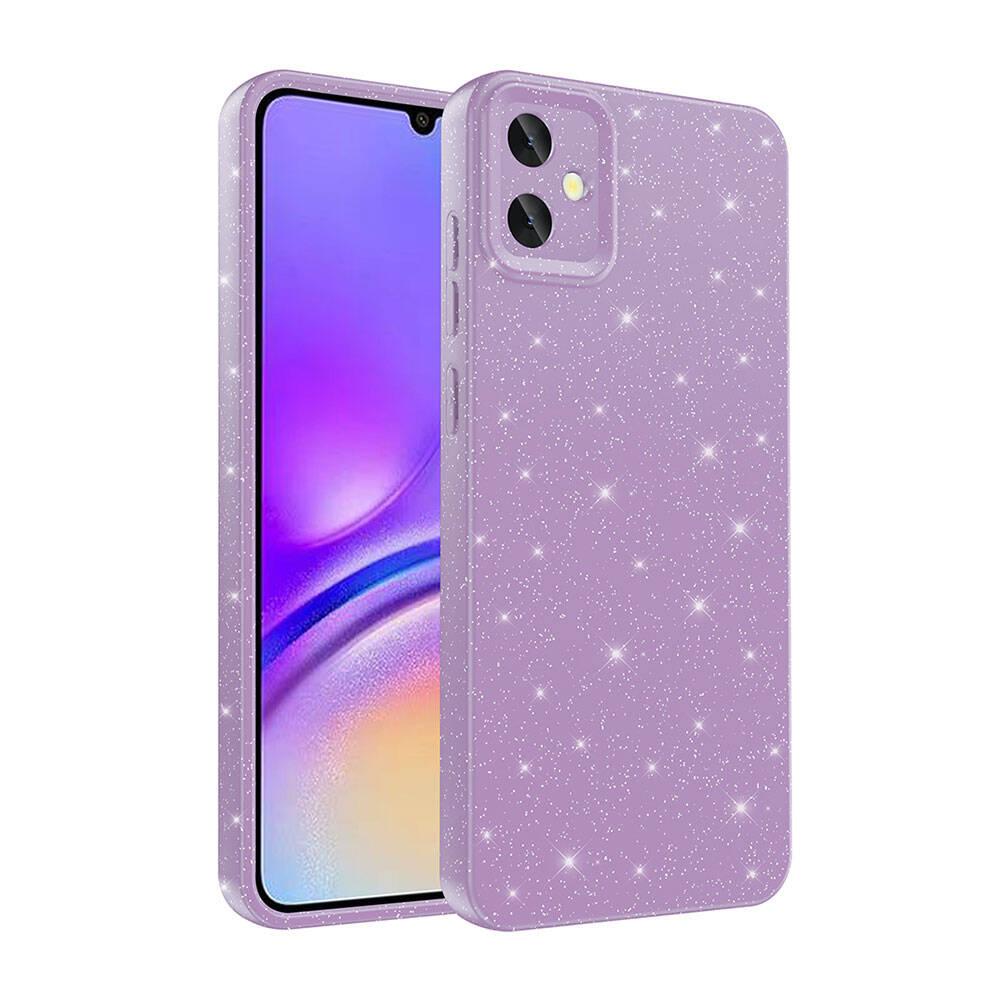 Mor renkli iki telefon kılıfı, birinde mor gradyan gösteren bir ekran var. Her iki kılıf da parıltılı ve kamera kesiklerine sahip.