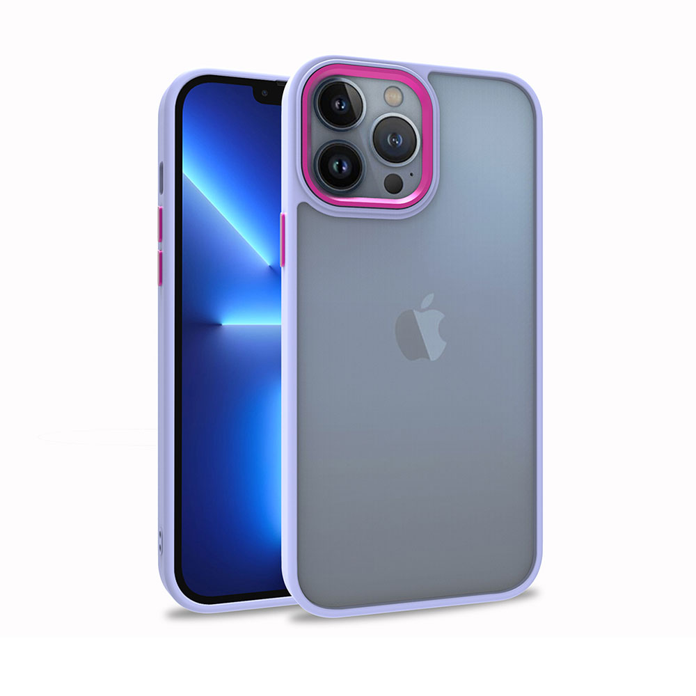 Mor bir kılıf içinde bir iPhone. Kılıfın pembe bir kamera halkası var. iPhone'un ekranı mavi bir gradyan görüntülüyor. Apple logosu görünür.