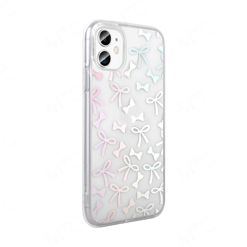 Pastel pembe, mavi ve beyaz kurdele desenli şeffaf bir telefon kılıfı. İçindeki telefonda iki kamera merceği var.