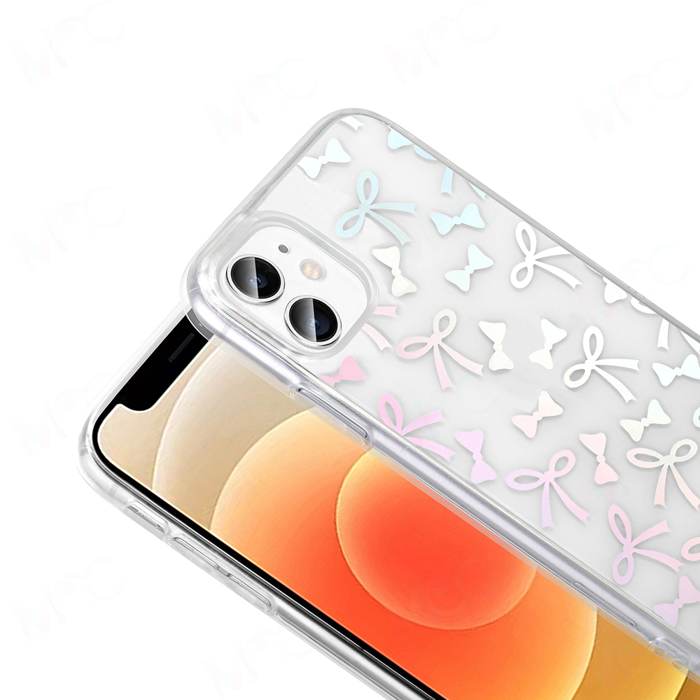Bir iPhone üzerinde yay desenli şeffaf telefon kılıfı. Şeffaf kılıf üzerinde pembe, mavi ve beyaz yaylar. Telefon turuncu.