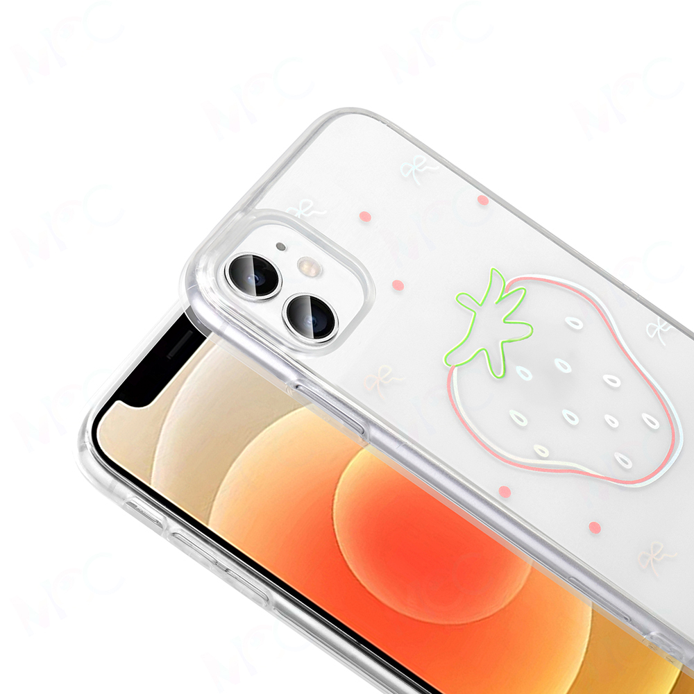 Bir iPhone'da çilek tasarımlı şeffaf bir telefon kılıfı. Çileğin yeşil üst kısmı ve pembe konturu var.