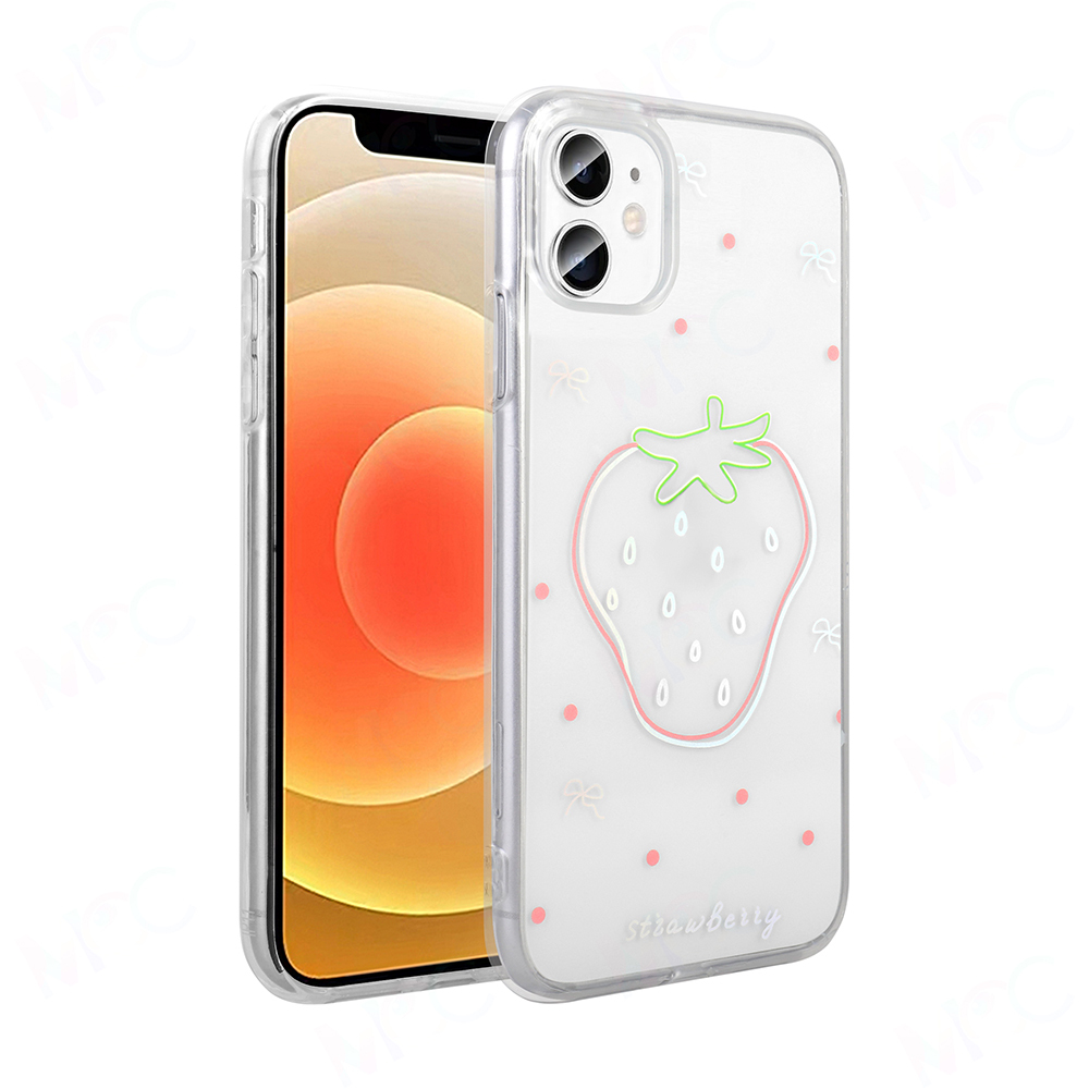 Çilek desenli şeffaf telefon kılıfı. Telefon içi görünür. Kılıfta pembe noktalar ve kurdeleler var. Çilek kelimesi yazılı.