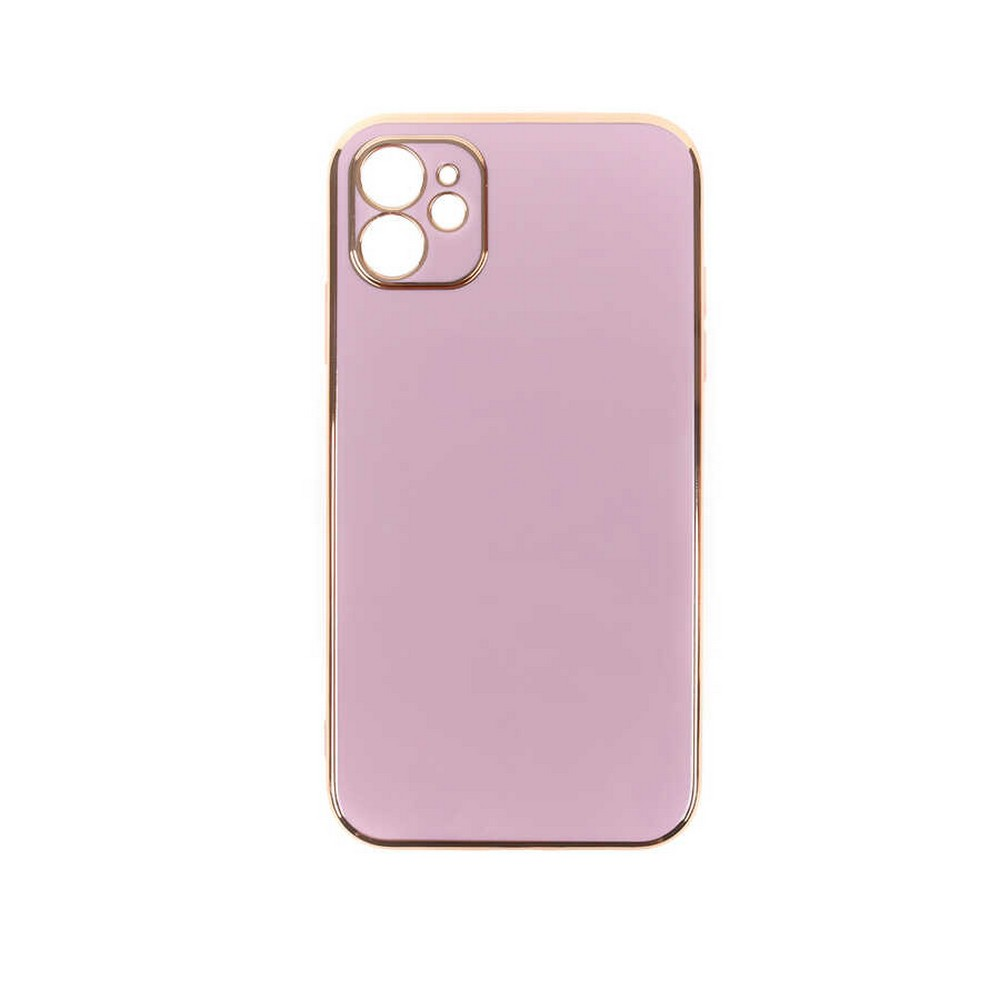 Altın çerçeveli pembe bir telefon kılıfı. Kamera kesiklerine sahip. Kılıf parlak, düz renktedir.