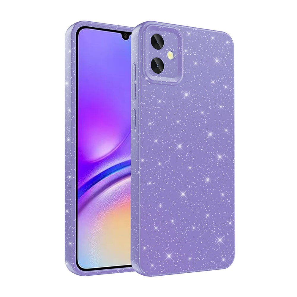İki mor telefon kılıfı, parıltılı, biri kısmen ekranı kaplıyor. Kılıfların kamera kesikleri ve parlak bir yüzeyi var.