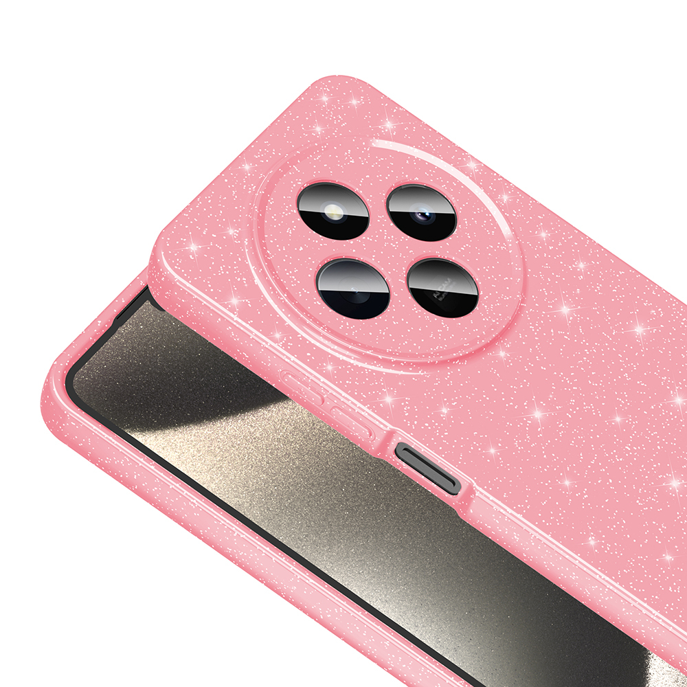 Pembe parıltılı bir telefon kılıfının yakın çekimi. Dört kamera lensi ve yan tarafta bir güç düğmesi var. Telefonun ekranı görülebilir.