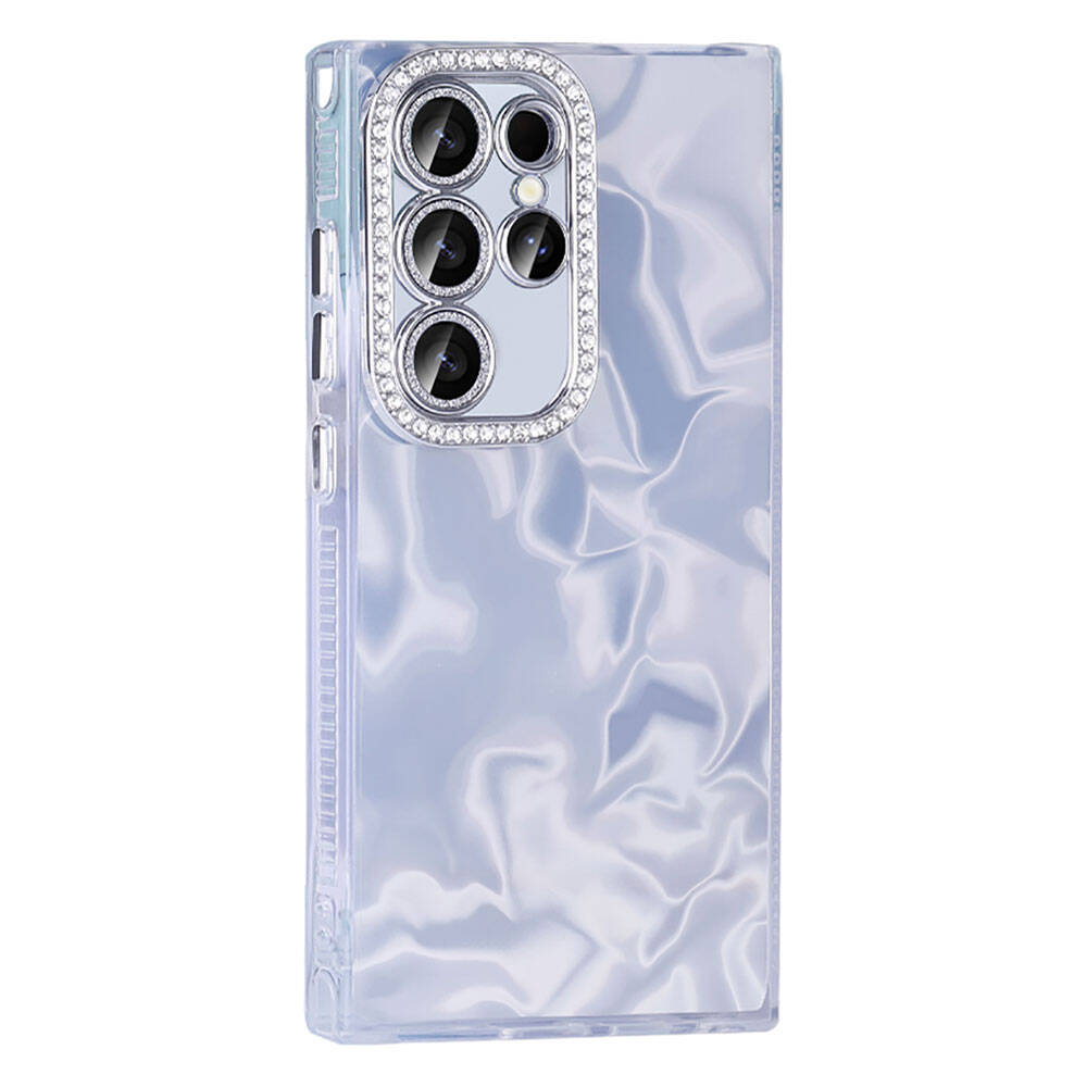 Çoklu kamera lensli bir telefon kılıfı. Dalgalı bir dokuya sahip açık mavi renkte. Kamera lensleri yapay elmaslarla çevrilidir.