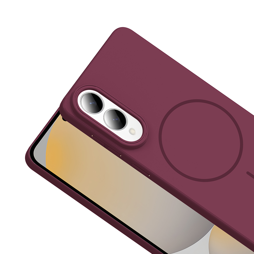 Kamera modülü ve MagSafe halkası olan bordo renkli bir telefon kılıfının yakın çekimi. Ekran, degrade ile görülebilir.