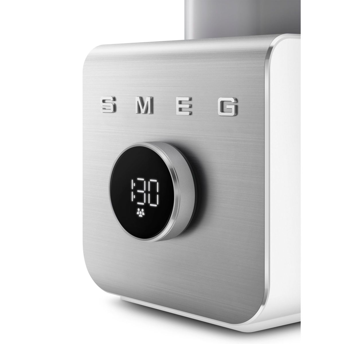 Primer plano de un electrodoméstico SMEG plateado con una pantalla digital que muestra 1:30. El electrodoméstico tiene un diseño blanco y plateado.