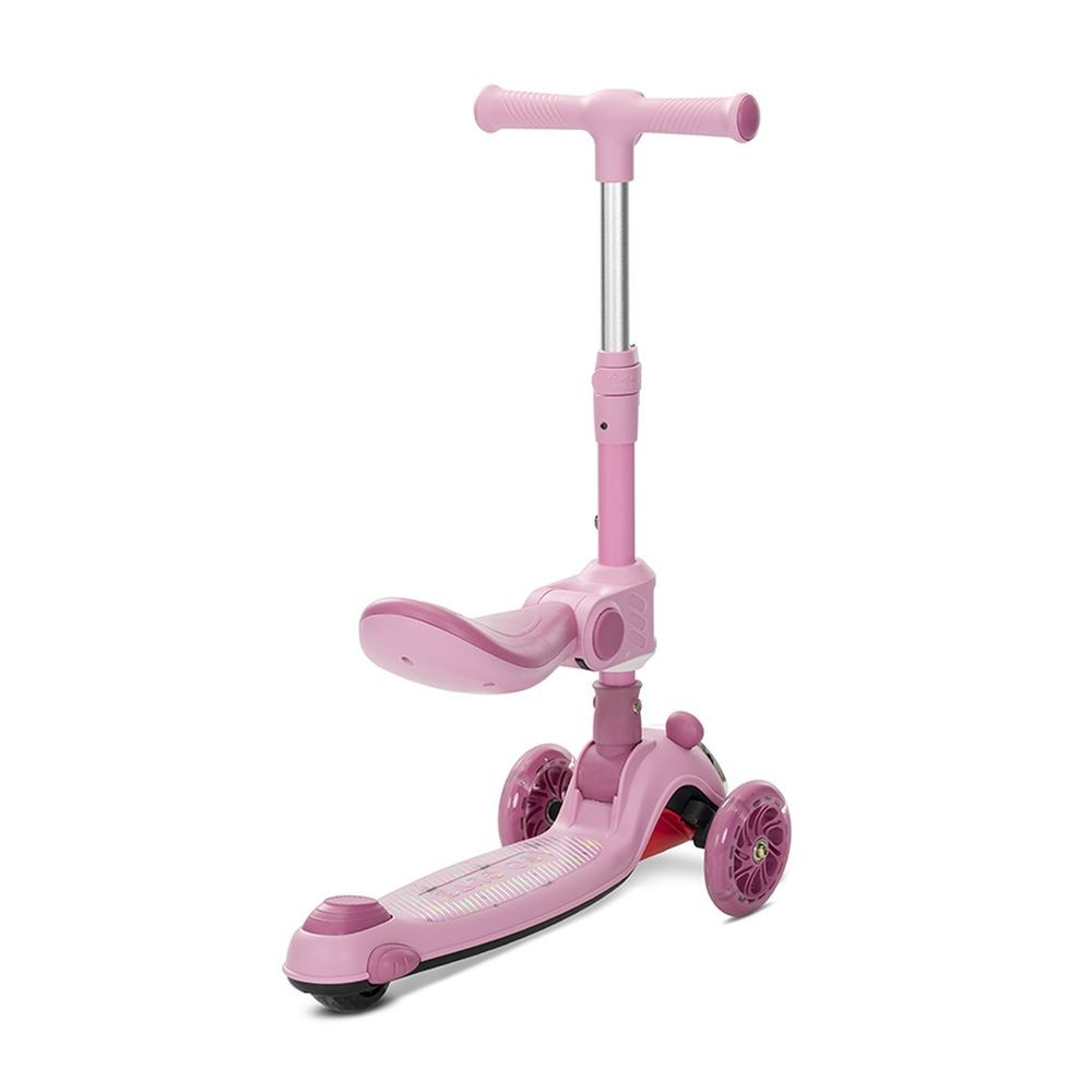 Un patinete rosa con tres ruedas, un asiento y un manillar en forma de T. Está sobre un fondo blanco.