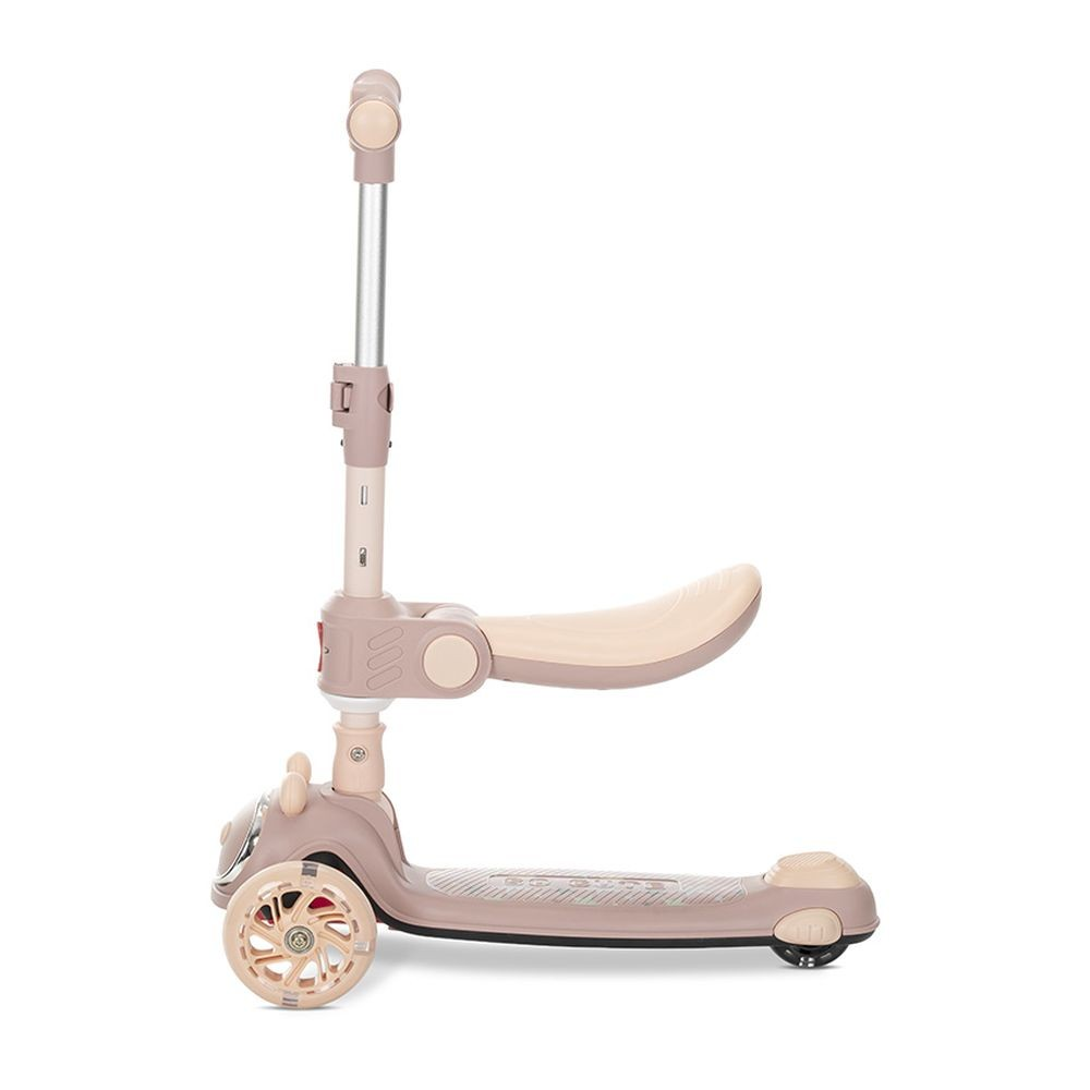 Un scooter marrón claro con tres ruedas, un asiento y un manillar. Está sobre fondo blanco.
