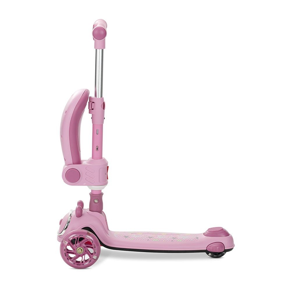 Un patinete rosa de tres ruedas sobre fondo blanco. El patinete tiene manillar y plataforma. Las ruedas son transparentes.