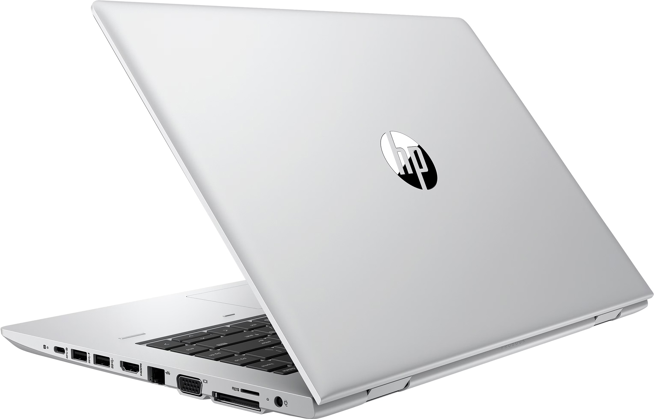 Zilveren HP laptop, gedeeltelijk open. Het HP-logo is zichtbaar. Het toetsenbord en de poorten zijn in beeld. Witte achtergrond.
