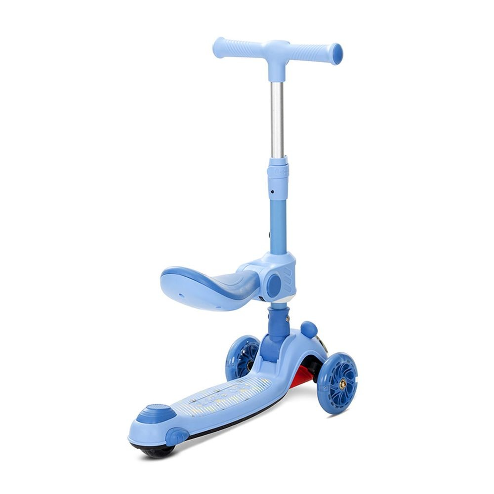 Un patinete azul con tres ruedas, un asiento y un manillar. Está diseñado para niños pequeños y se apoya sobre un fondo blanco.