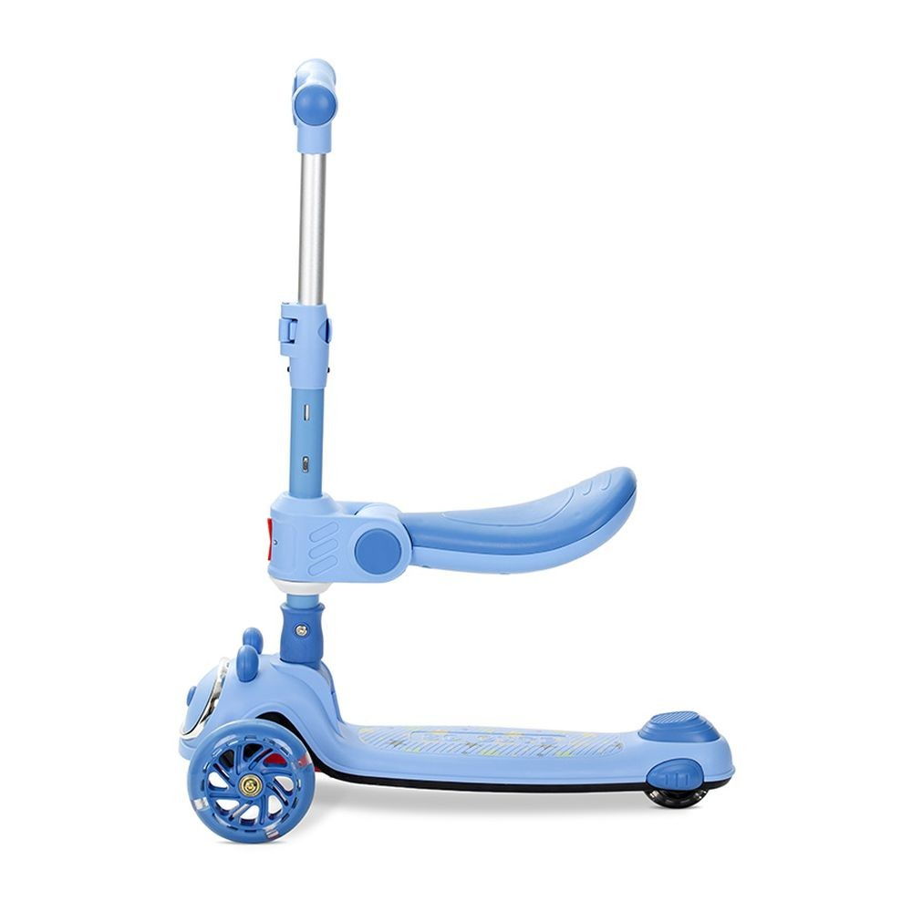 Un patinete azul claro con asiento y manillar ajustable sobre fondo blanco. Tiene tres ruedas y una plataforma.