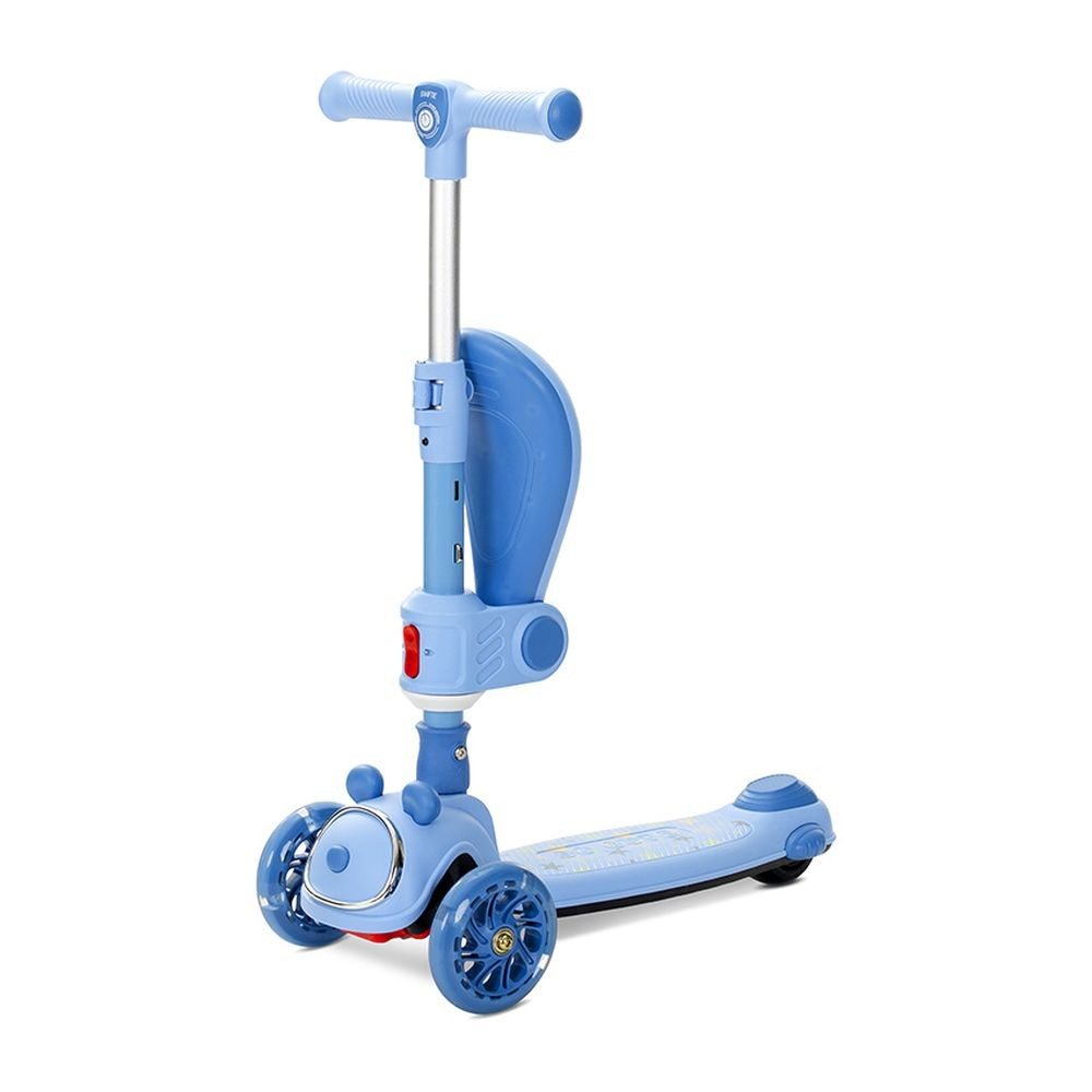 Un patinete azul y plateado con tres ruedas. Tiene manillar, asiento y plataforma. El patinete está sobre un fondo blanco.
