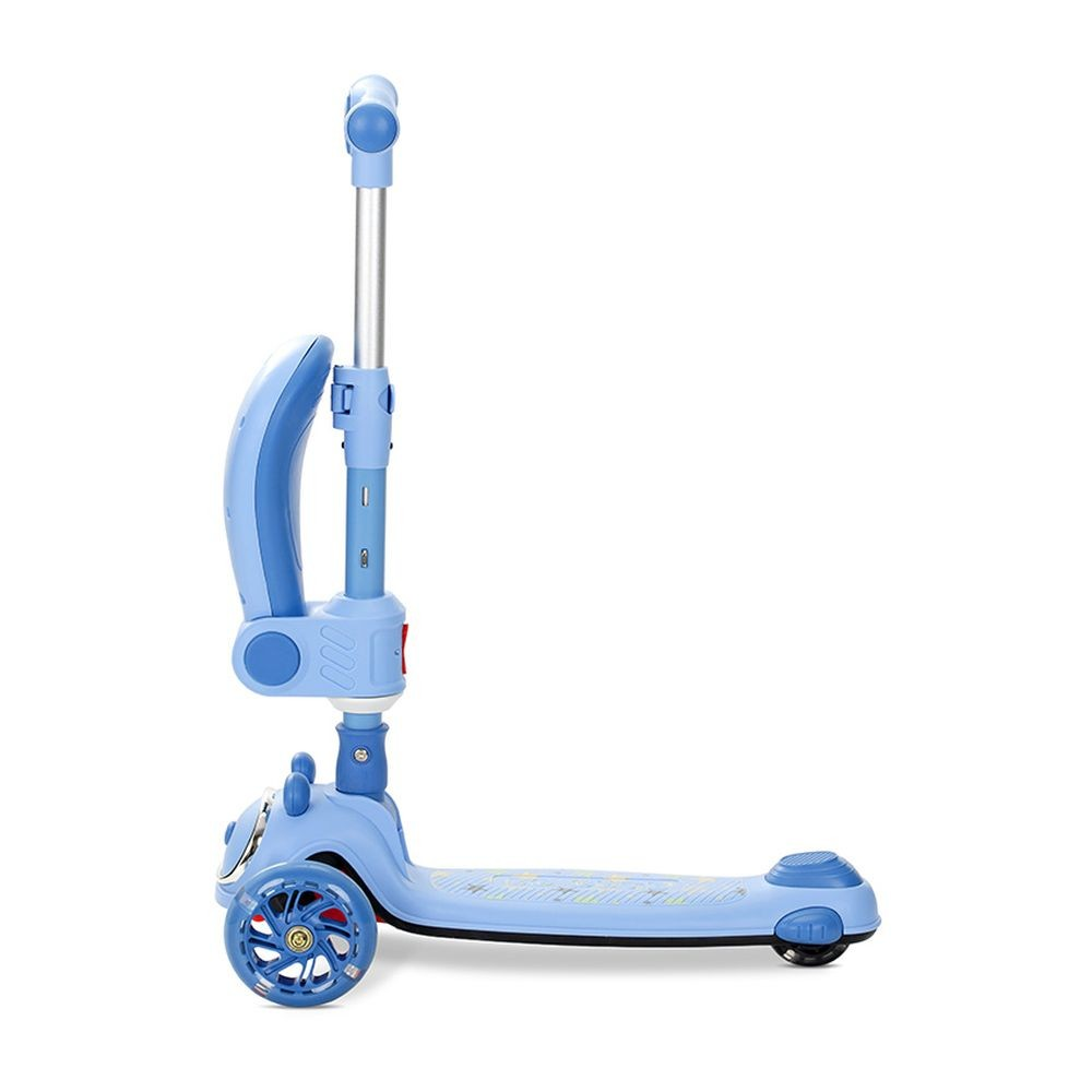 Un patinete azul de tres ruedas sobre fondo blanco. Tiene manillar, plataforma y rueda trasera.