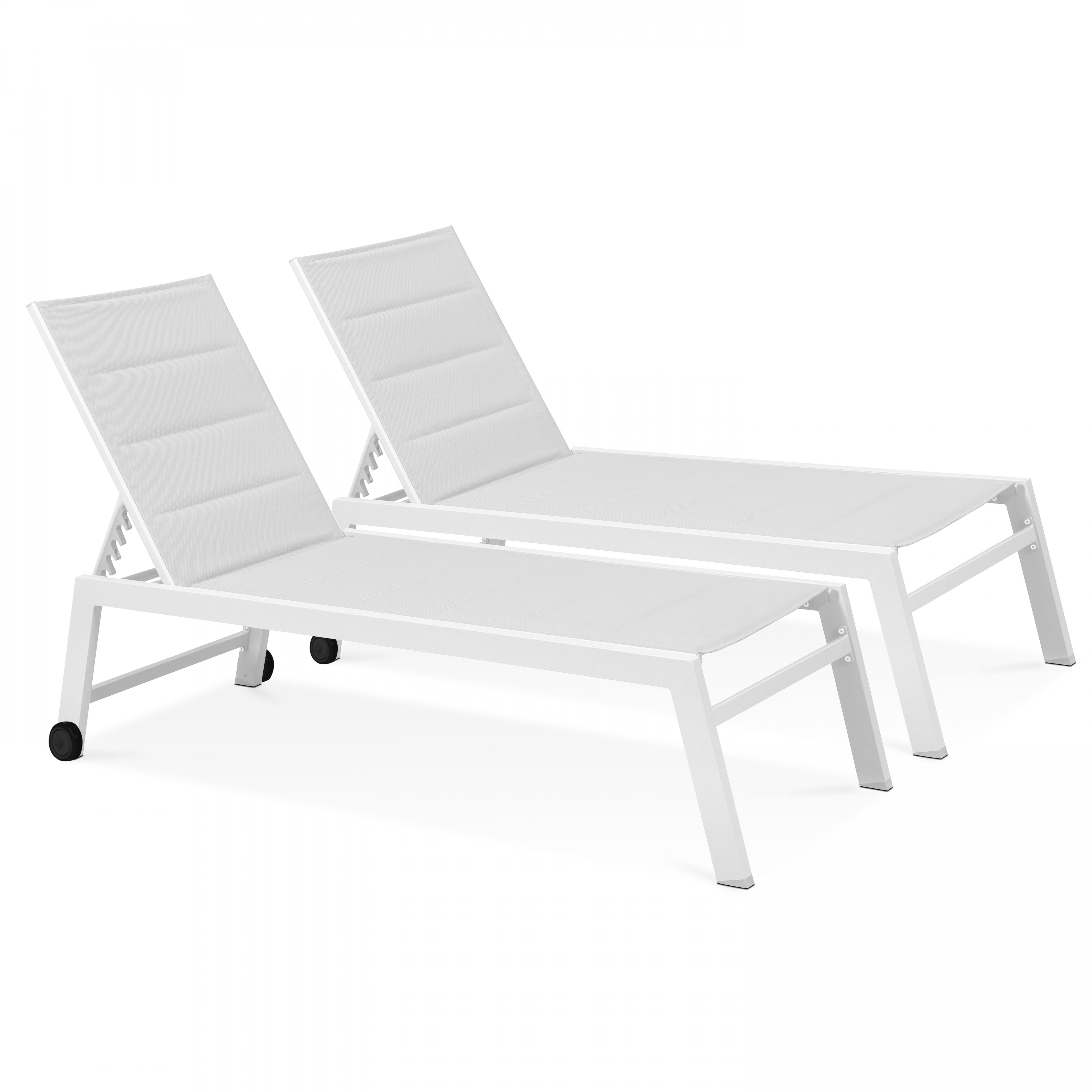 Zwei weiße Liegestühle. Jeder hat eine Kopfstütze, einen Sitz und Beine. Räder sind an den Vorderbeinen.