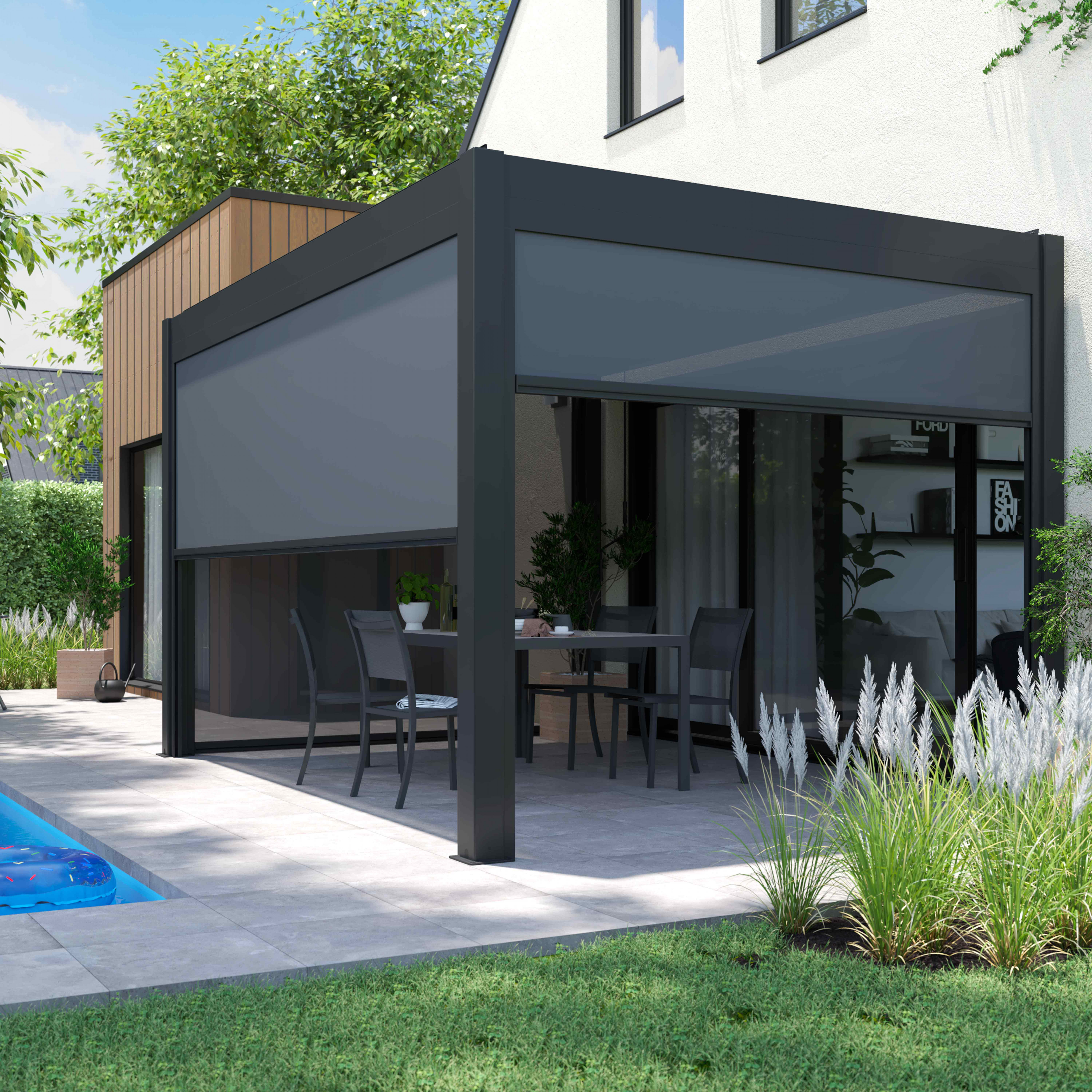 Terrasse mit Tisch und Stühlen unter einer ausfahrbaren Markise. Im Vordergrund befinden sich ein Pool und Gras.