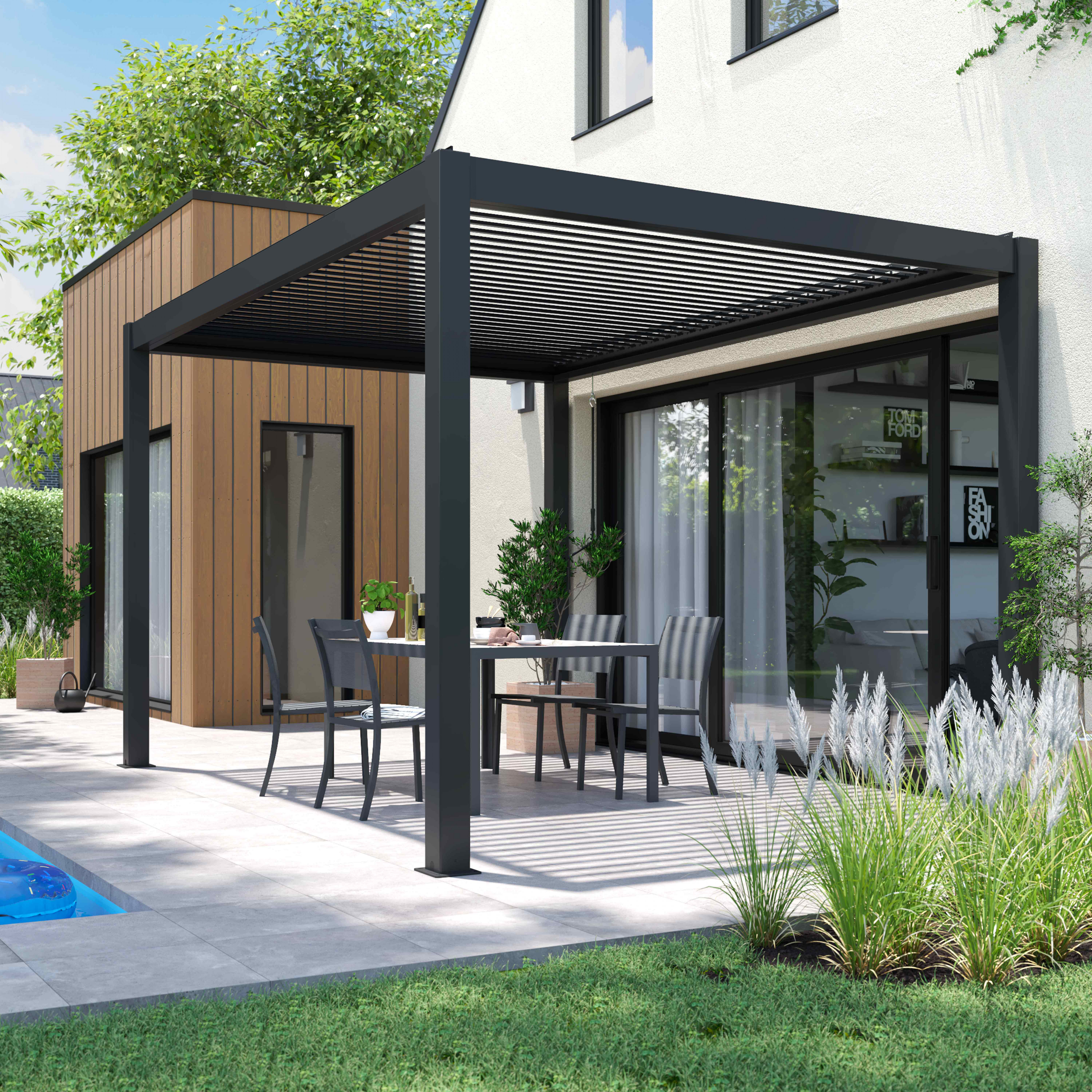 Terrasse im Freien mit schwarzer Pergola, Tisch, Stühlen und Pflanzen. Im Hintergrund ein Haus mit Pool.