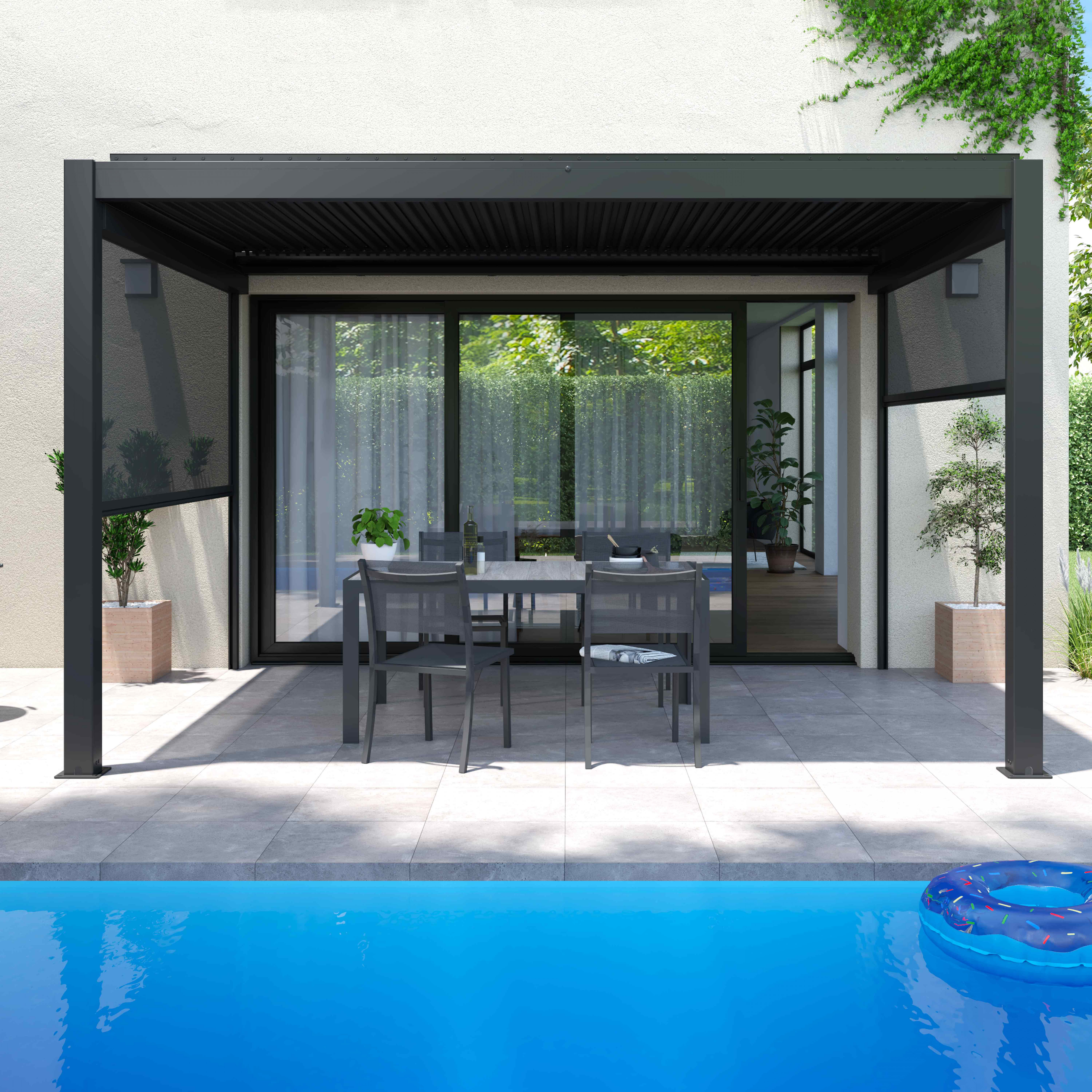 Eine Terrasse mit Tisch und Stühlen, einem Pool und einer Pergola. Ein blauer aufblasbarer Ring schwimmt im Pool.