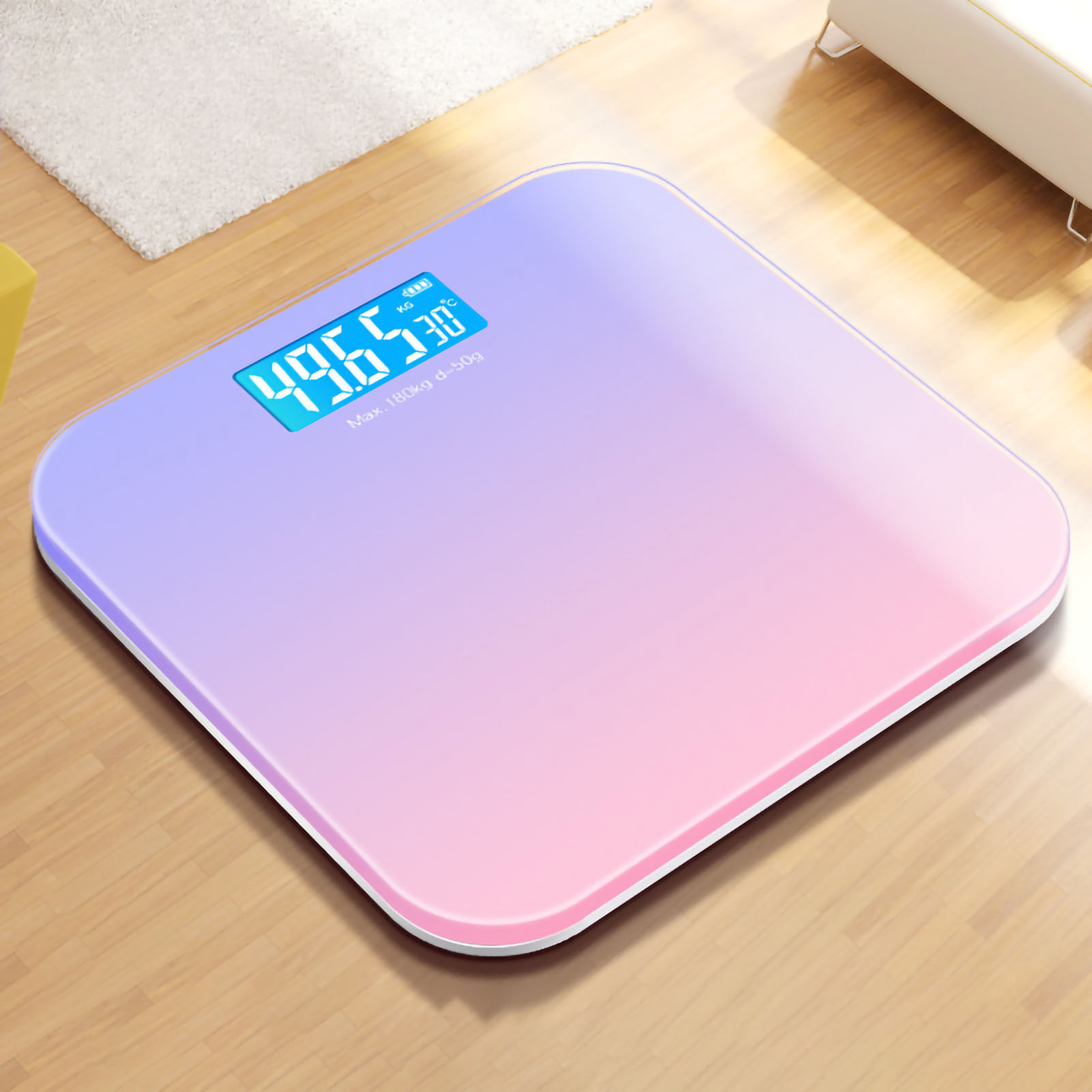 Eine digitale Badezimmerwaage zeigt 49,6 kg und 30 Grad an. Die Waage hat eine violett-rosa Farbverlauf.