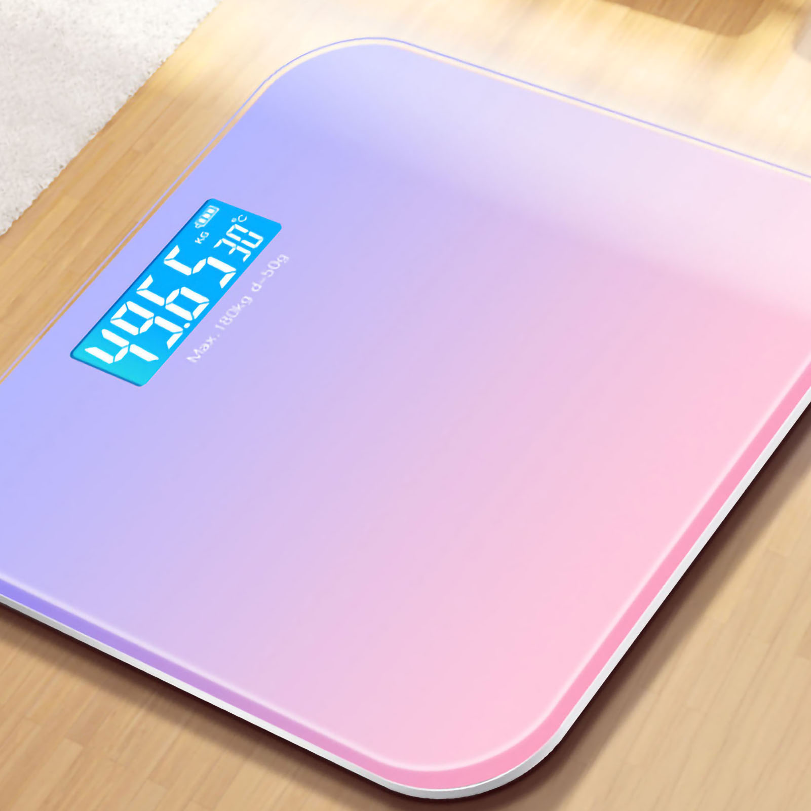 Digitale Waage mit Farbverlauf, zeigt 49,6 kg und 30°C. Auf Holzfußboden und weißem Teppich.