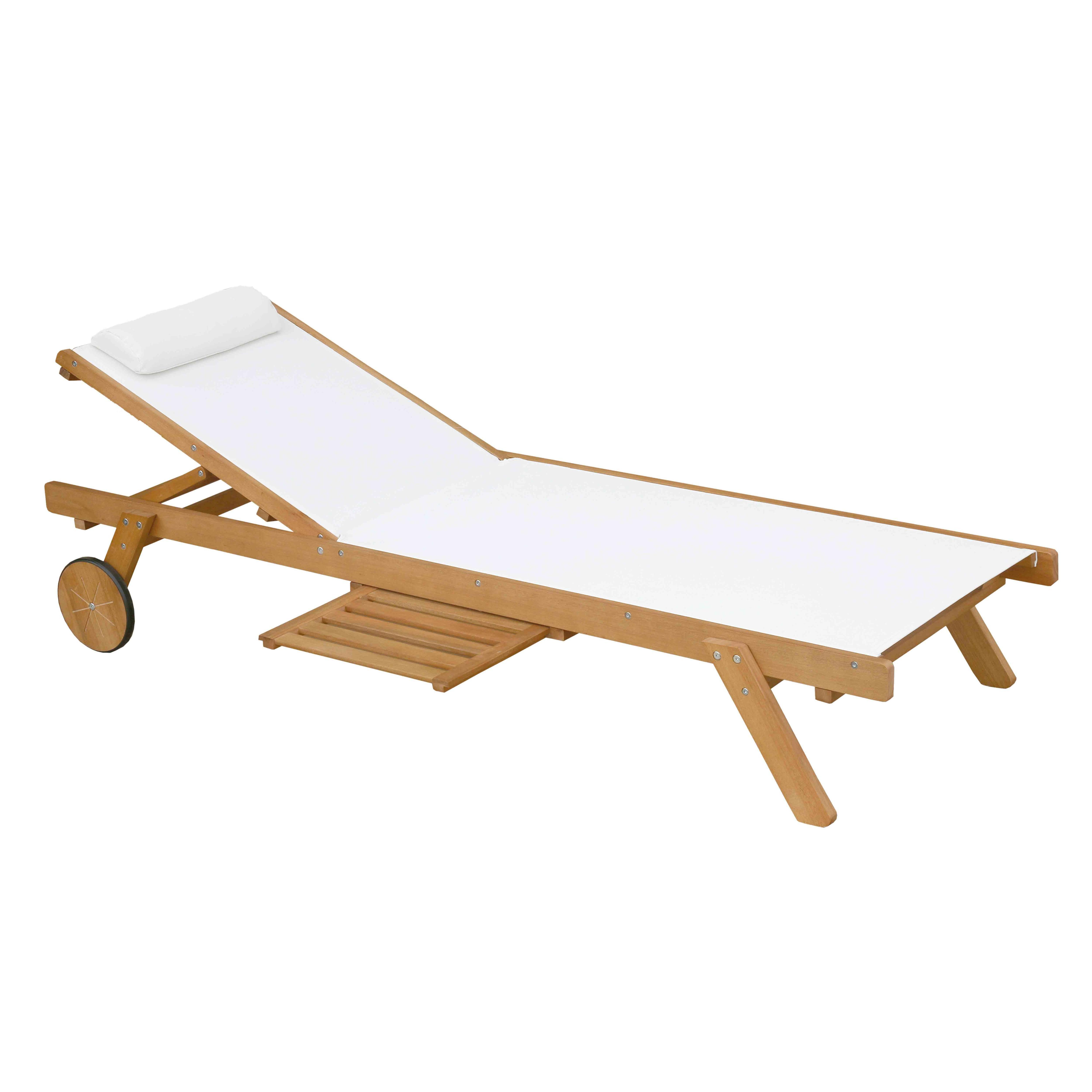 Ein Holz-Liegestuhl mit weißem Stoff. Er hat ein weißes Kissen und einen kleinen hölzernen Beistelltisch. Auf einer Seite sind Räder.