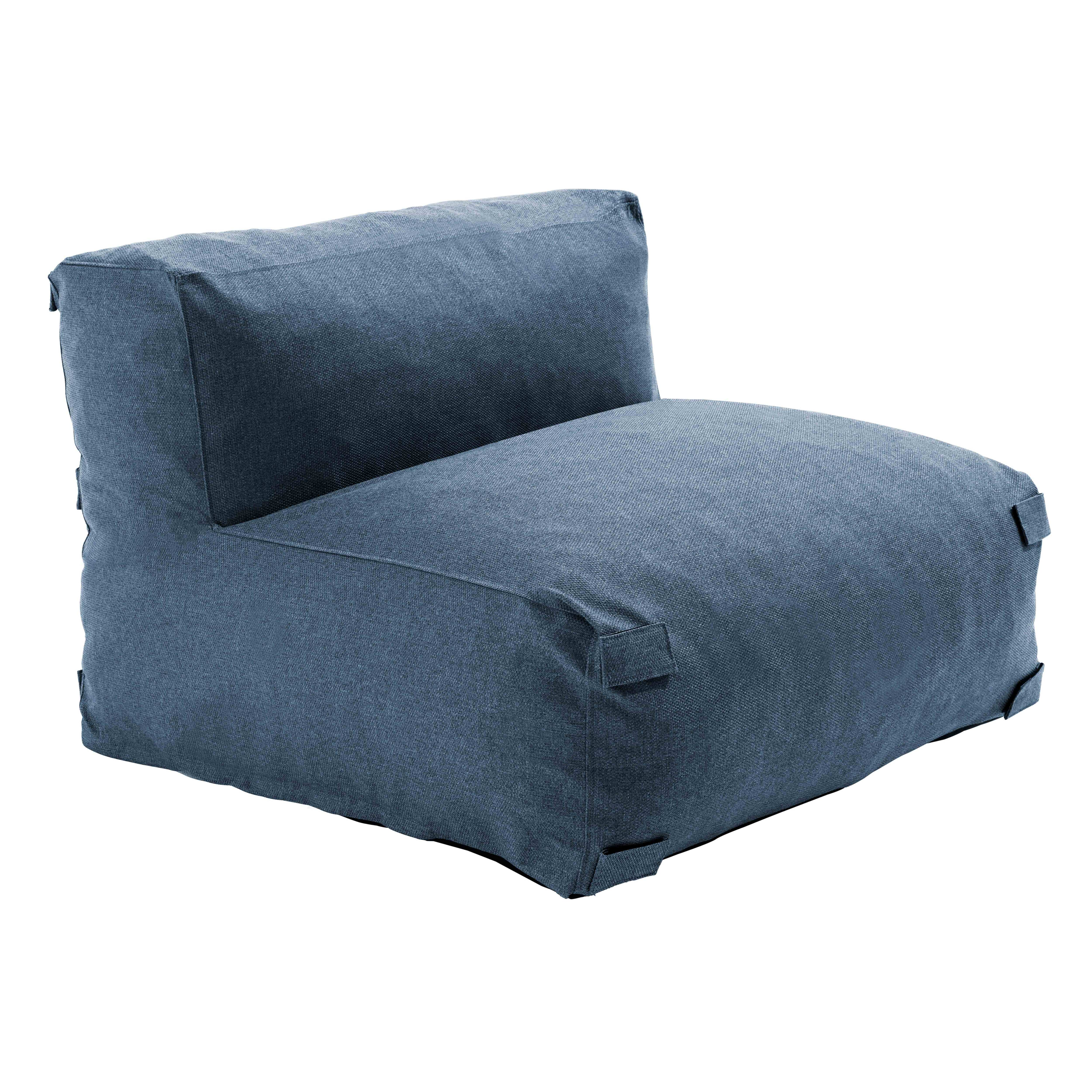 Ein blauer, moderner Sessel mit Sitzfläche und Rückenlehne, vor weißem Hintergrund, perfekt zum Entspannen.