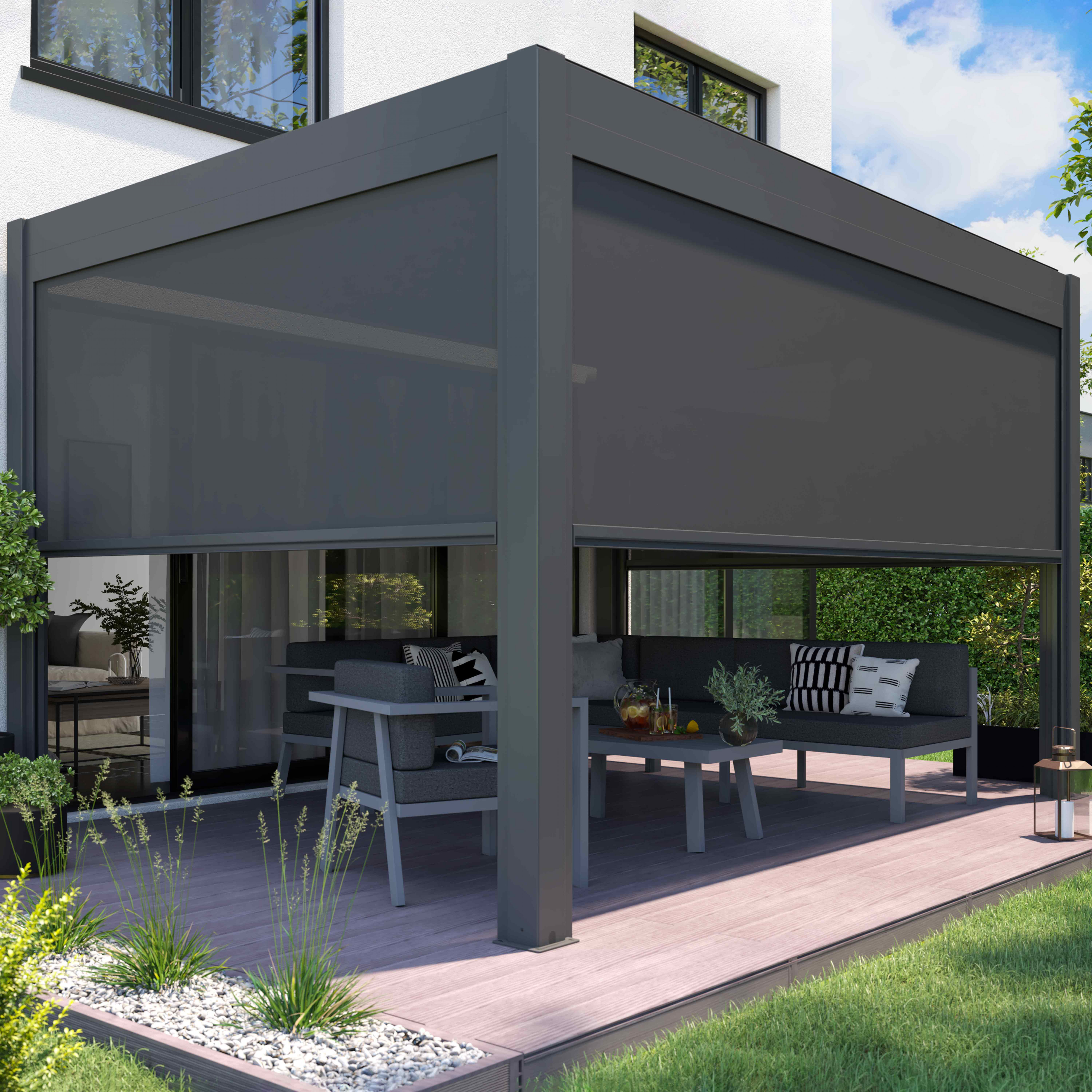 Grauer Outdoor-Baldachin mit Möbeln. Ein Tisch, Stühle und ein Sofa stehen unter dem Baldachin auf einer Holzterrasse, umgeben von Grün.