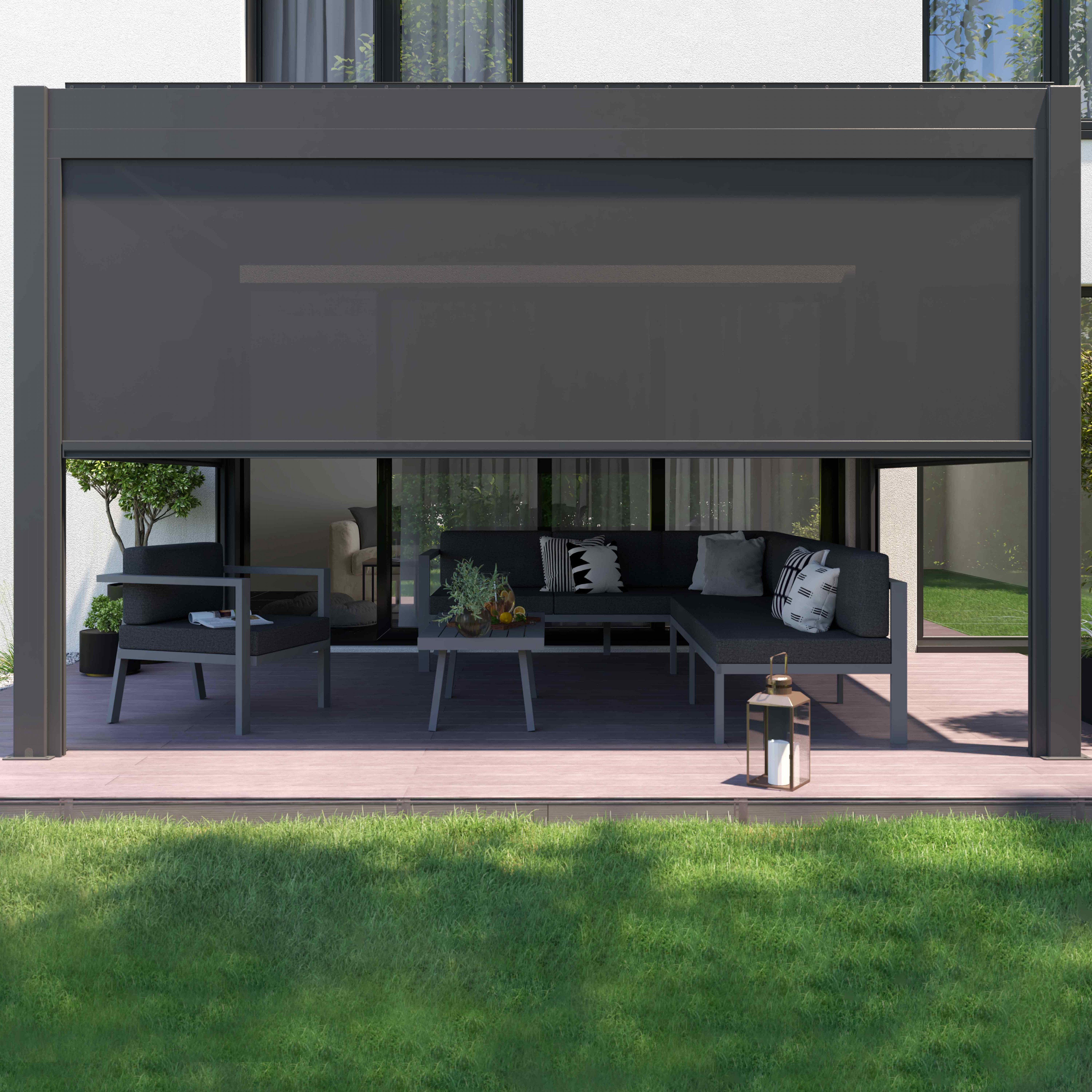 Eine Terrasse mit Gartenmöbeln unter einer ausziehbaren Markise. Grünes Gras im Vordergrund. Ein modernes Haus im Hintergrund.
