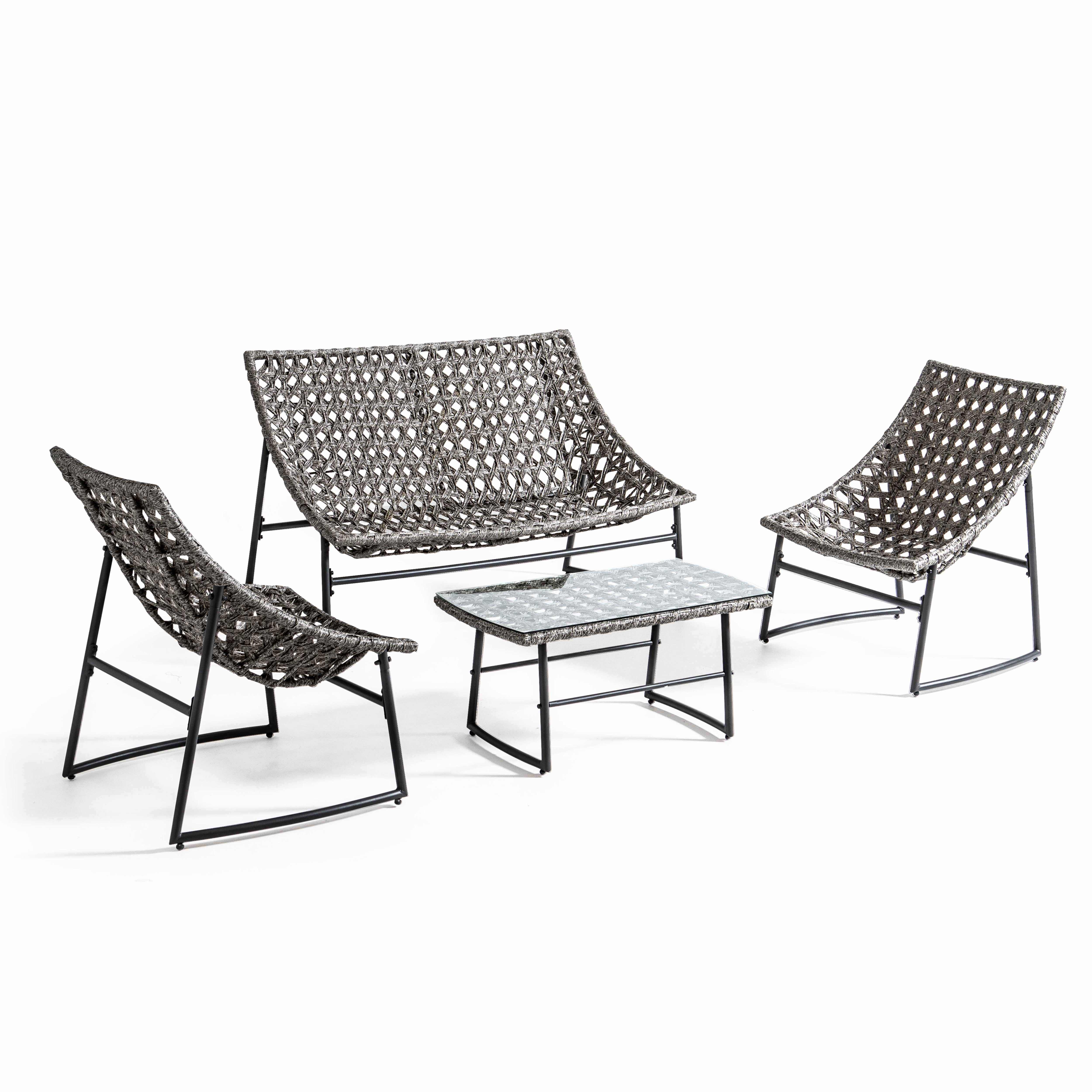 Graues Gartenmöbel-Set mit Sofa, zwei Stühlen und Tisch auf weißem Hintergrund.