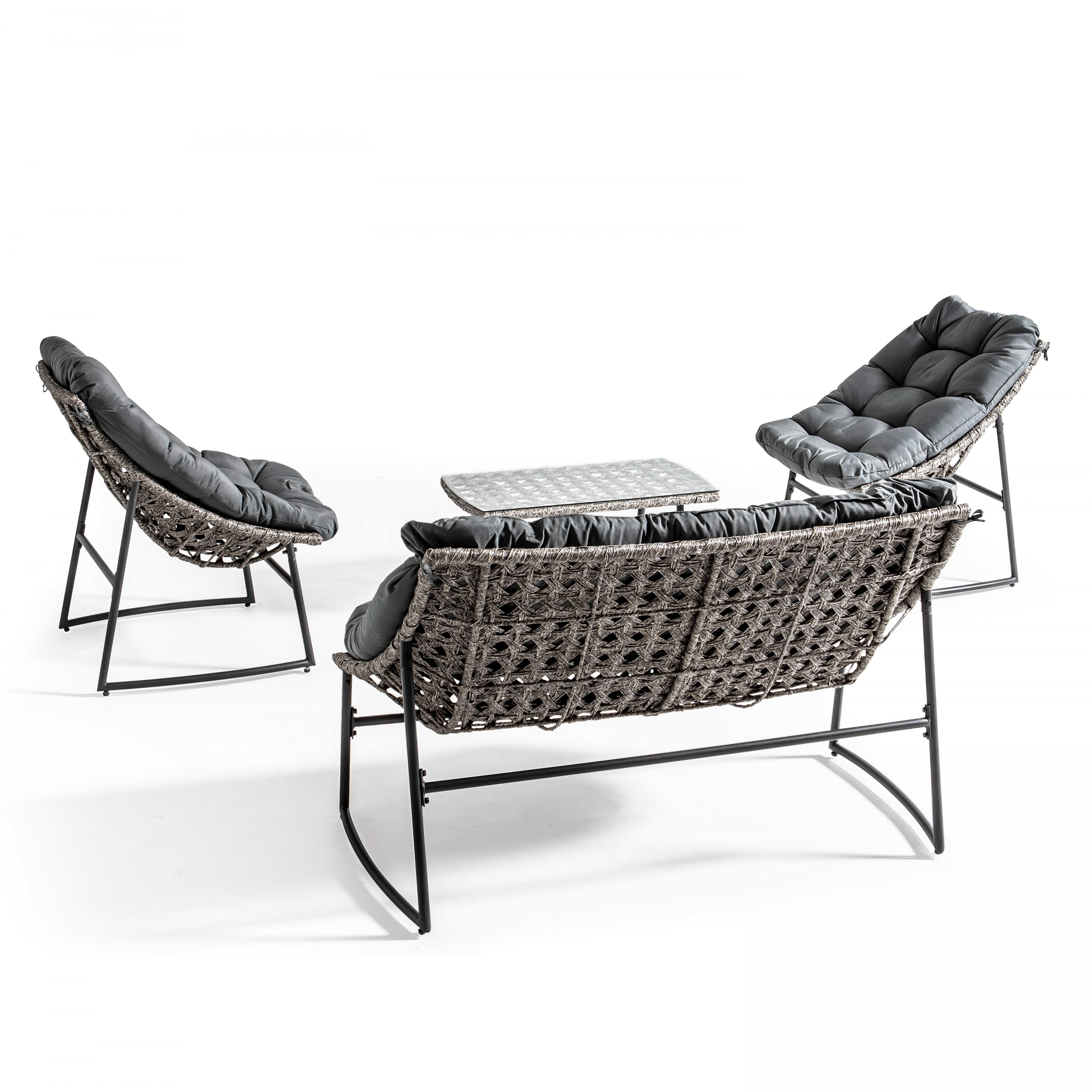 Gartenmöbel-Set. Zwei Stühle und eine Couch stehen sich gegenüber, mit einem Tisch in der Mitte.