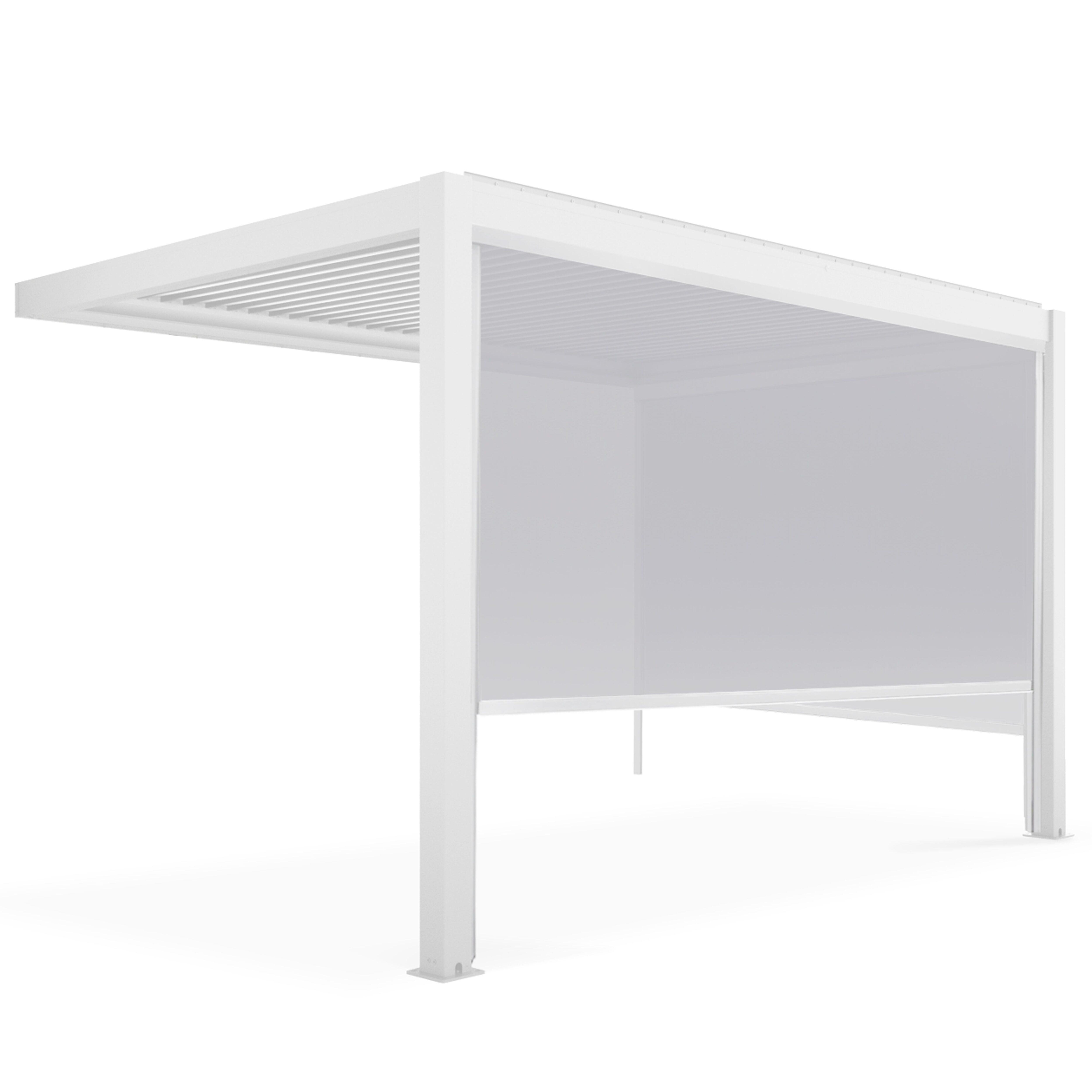 Eine weiße Pergola mit einem einziehbaren Bildschirm. Die Pergola hat ein Lamellendach und steht auf weißem Hintergrund.