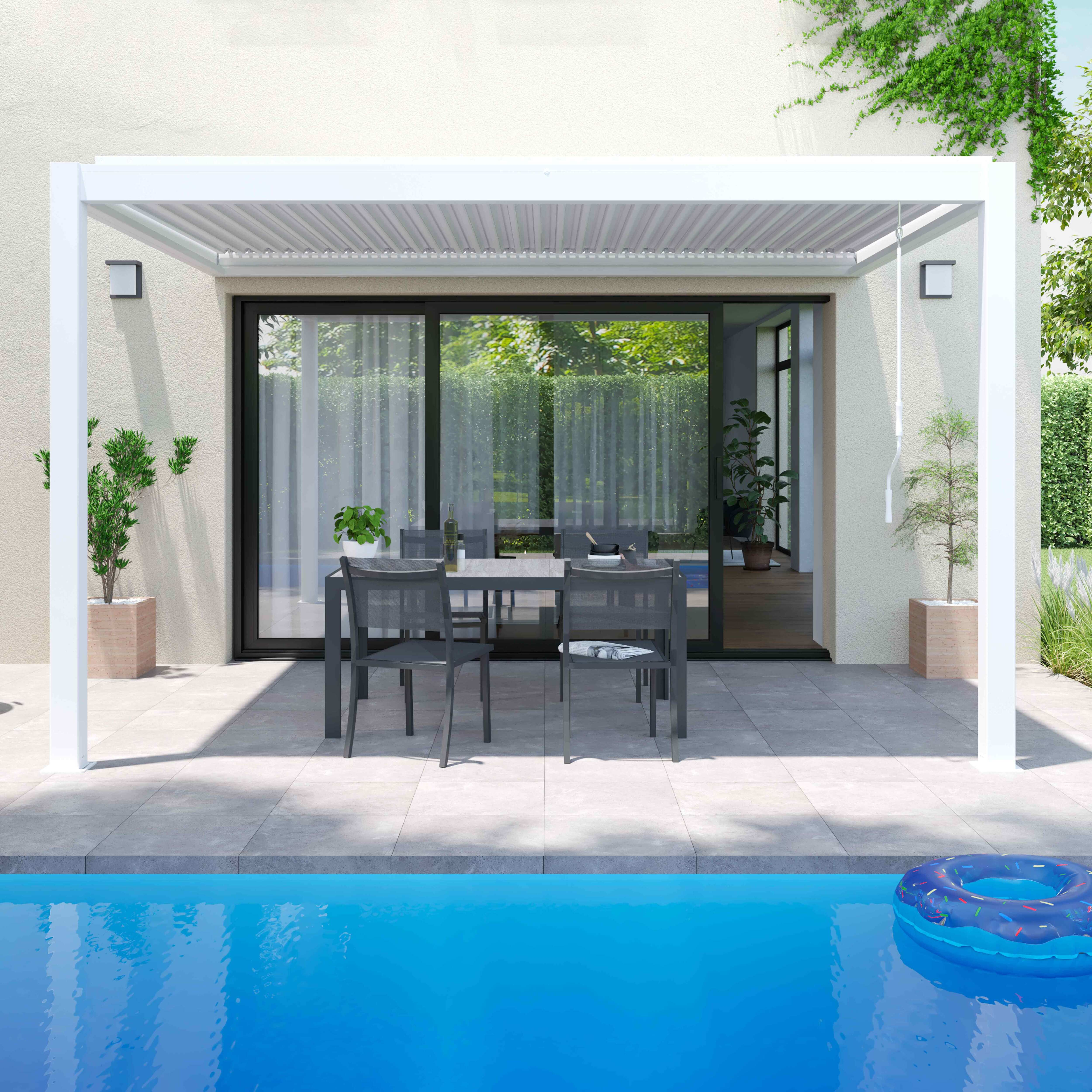 Szene im Freien mit Pool, Terrasse, Tisch, Stühlen und Pergola. Ein blauer aufblasbarer Ring schwimmt im Pool.
