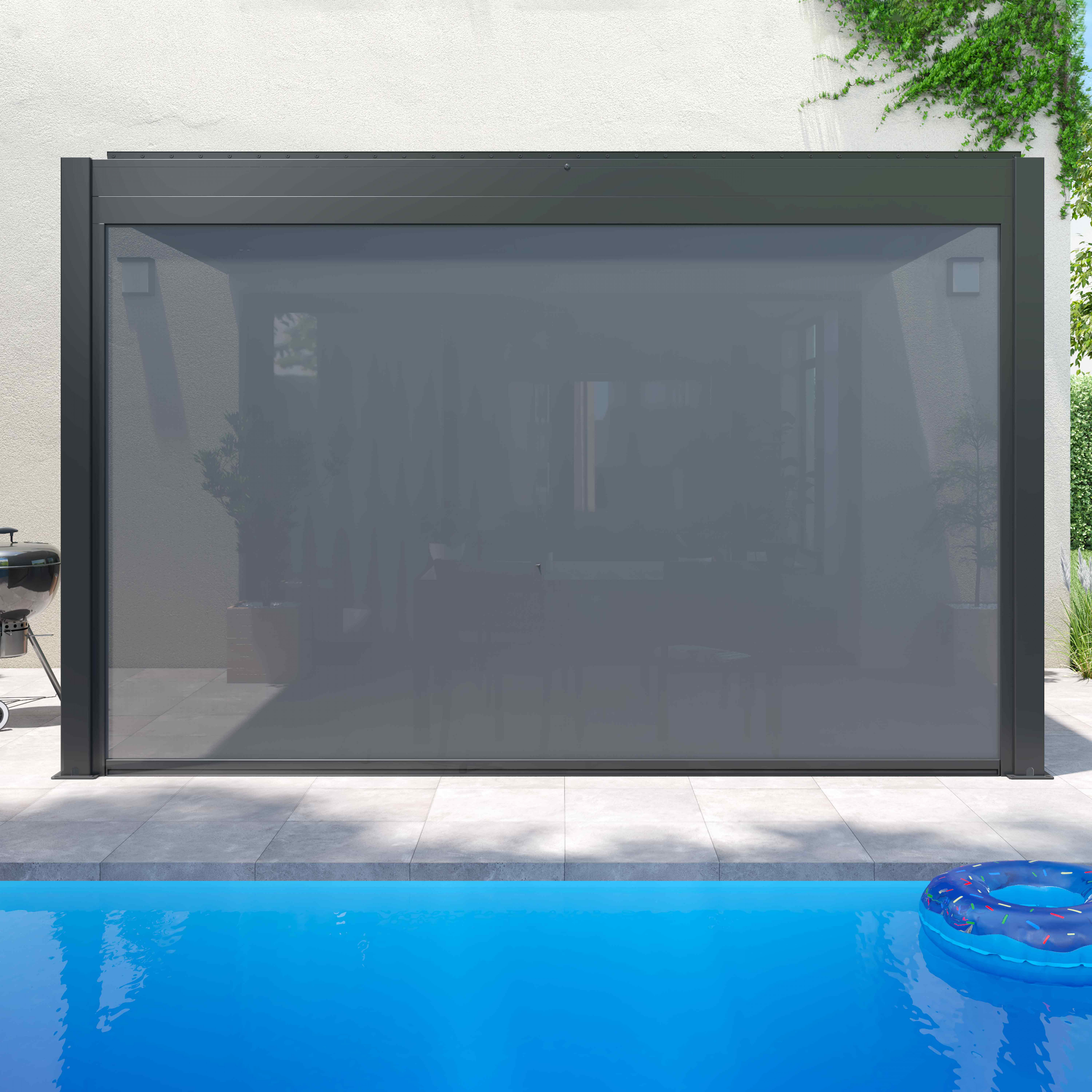Eine Terrasse mit Pool, ausfahrbarer Markise und blauem Poolschwimmer. Die Markise ist grau. Der Pool ist hellblau.