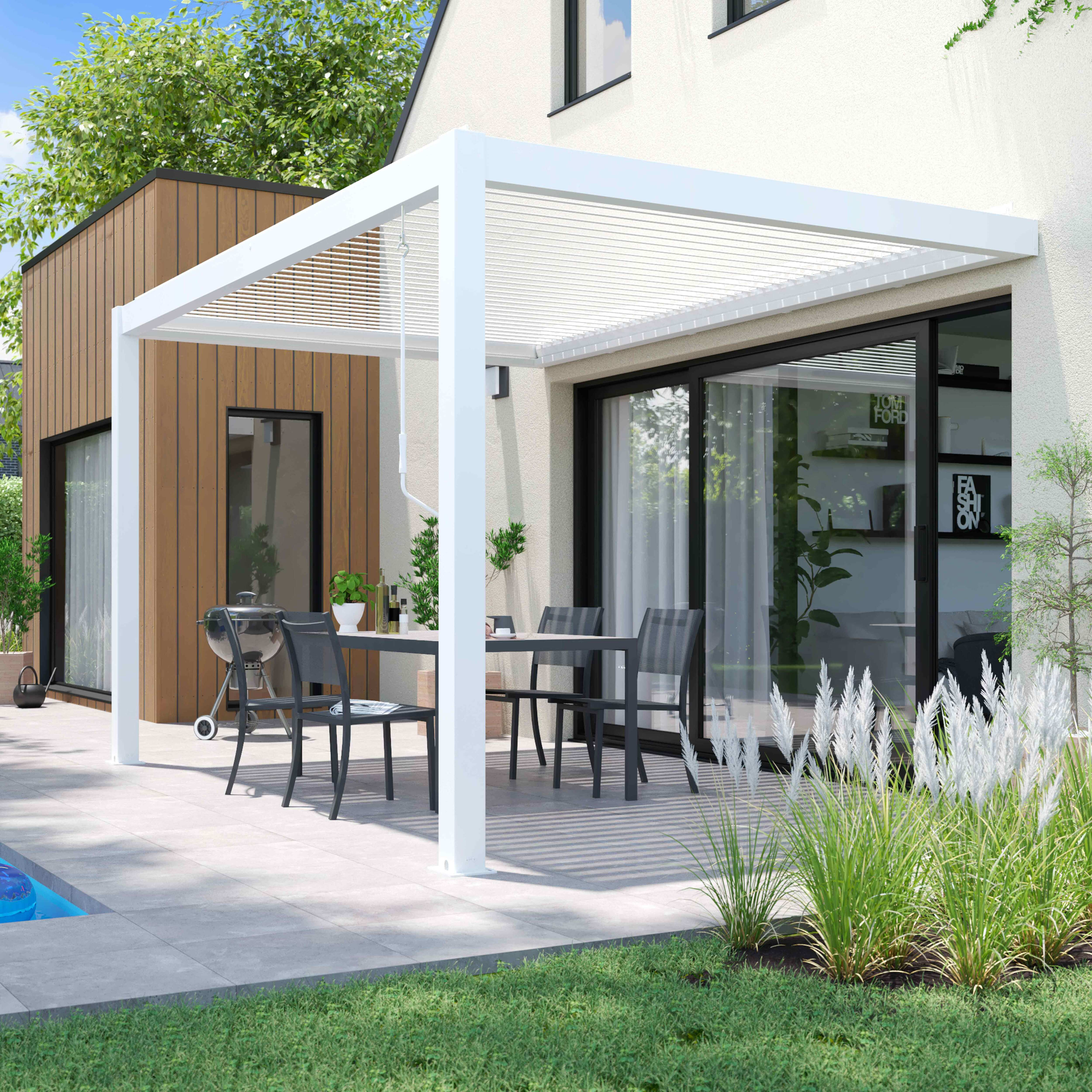 Eine Terrasse mit weißer Pergola, Tisch, Stühlen und Grill. Im Hintergrund ein Haus und ein Pool, im Vordergrund Gras.